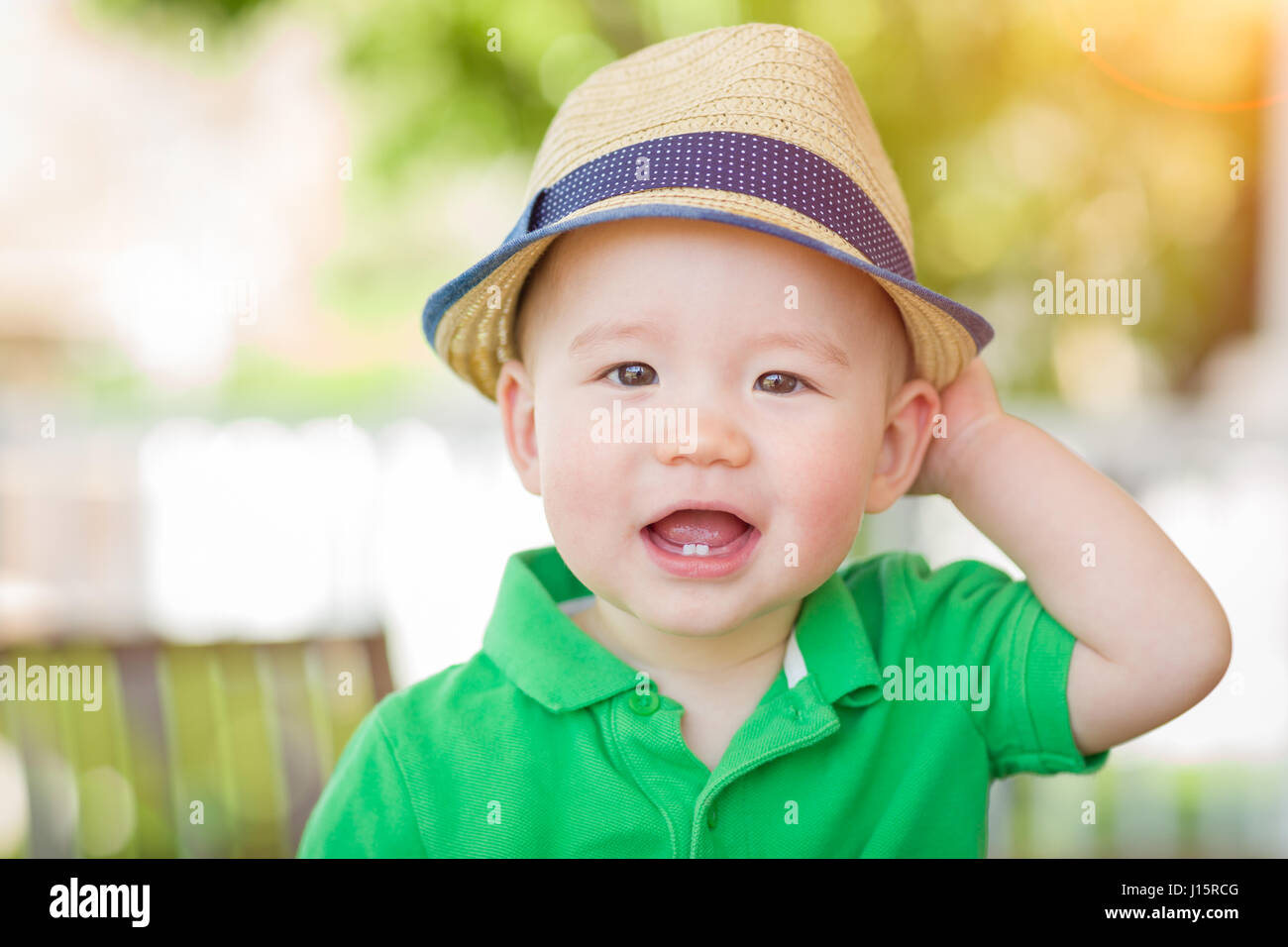 Portrait of a Happy Mixed Race Woman Baby Boy chinois et portant son chapeau Banque D'Images