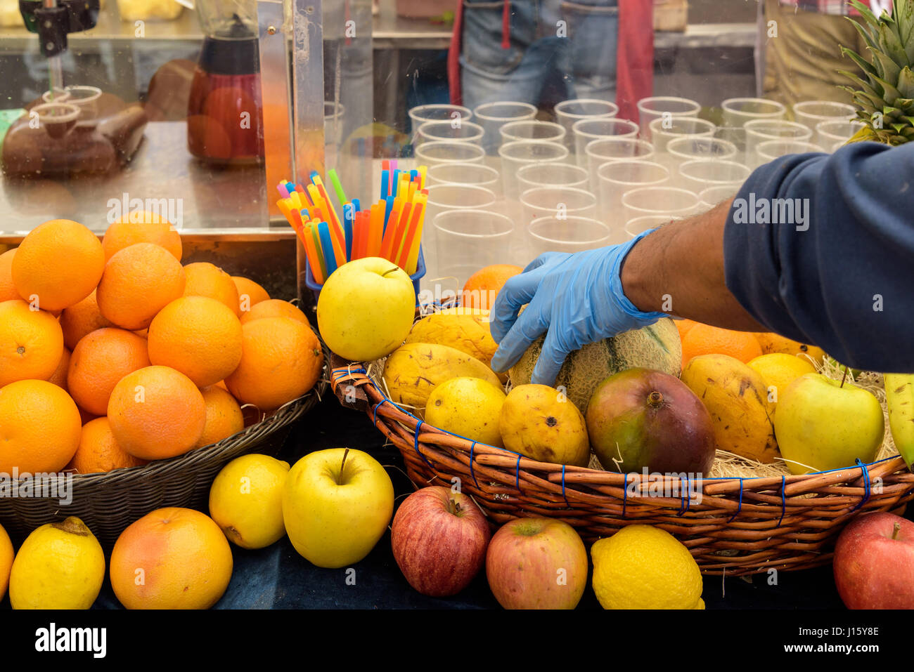 En prenant l'homme pour préparer le melon salade de fruits Banque D'Images