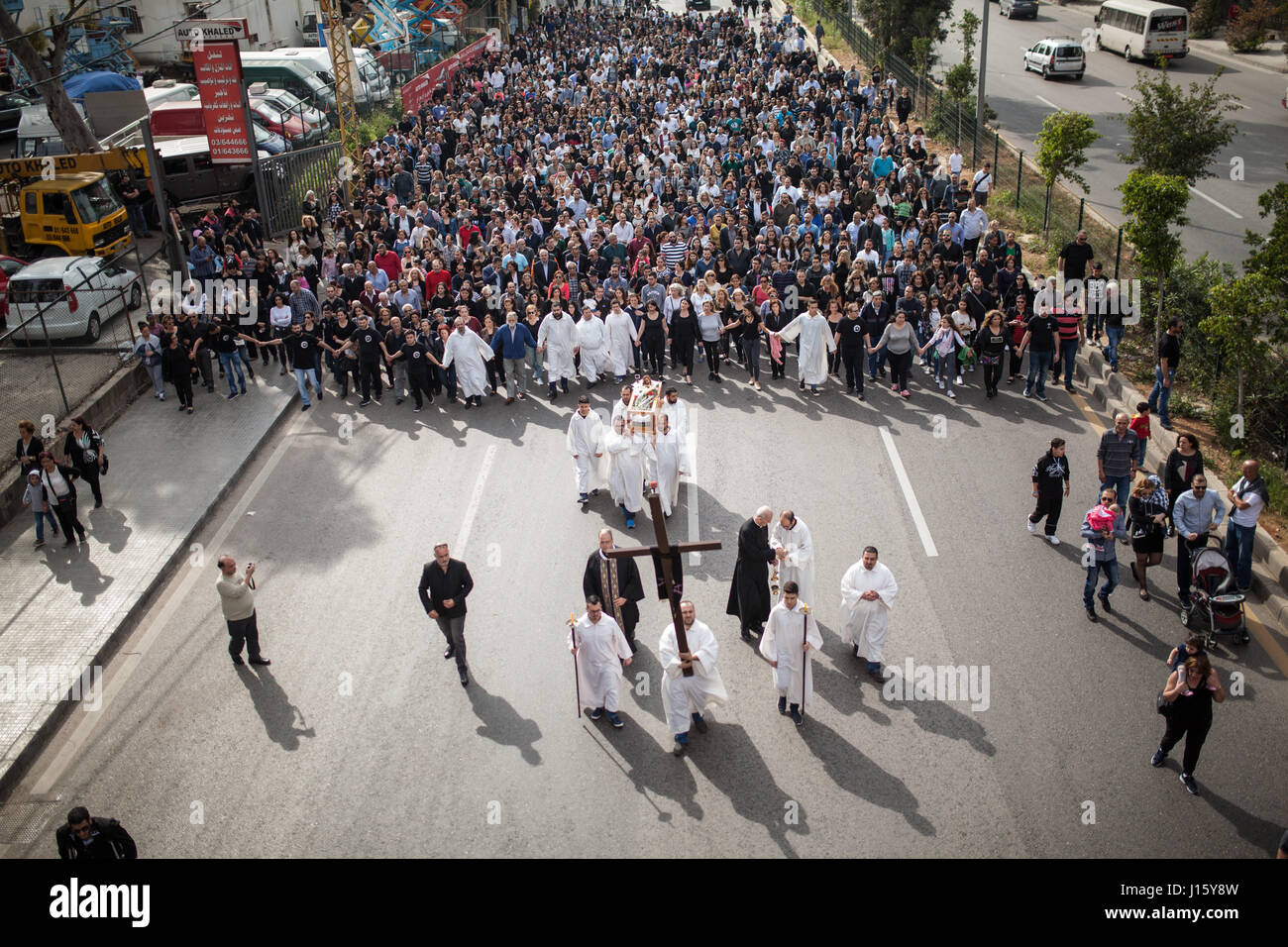 Vendredi saint au Liban - 14/04/2017 - Liban / Beyrouth - Beyrouth, Liban, le 14 avril 2017. Dans le quartier chrétien de Mar Mikhail (Saint Michel), des centaines de croyants sont à la suite d'une procession de Vendredi Noir/Bon vendredi animées par des prêtres de Mar Mikhail - Nahr al'Église. L'église et les croyants sont les plus grandes, Maronite communauté chrétienne dans le pays. Le Liban est le seul pays chrétien officiel au Moyen-Orient, avec un président Maronite chrétienne obligatoire. Un oriental, de l'Eglise historiquement Maronites font partie de l'Église catholique depuis les croisades. Ils prient dans Ar Banque D'Images