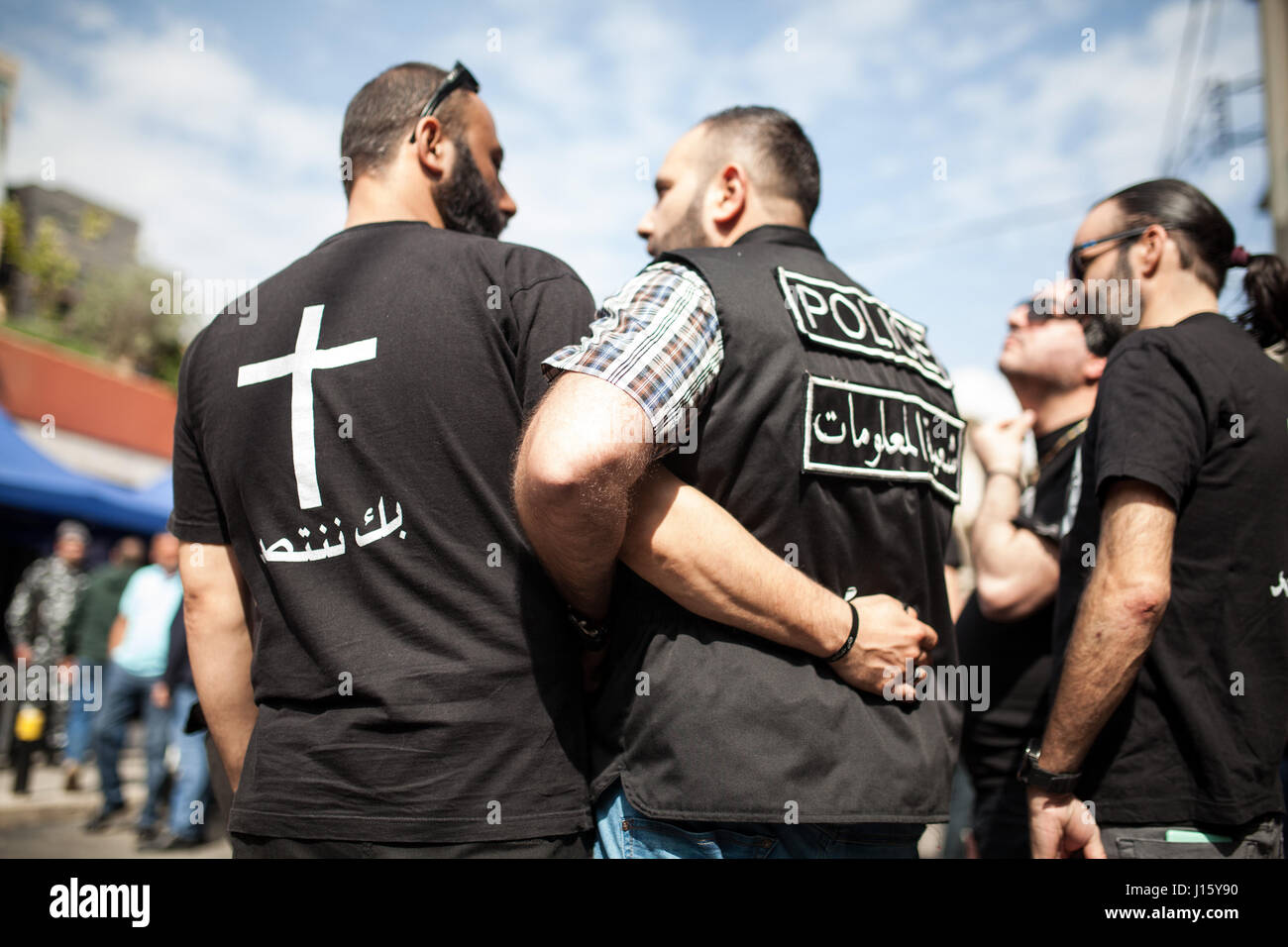 Vendredi saint au Liban - 14/04/2017 - Liban / Beyrouth - Beyrouth, Liban, le 14 avril 2017. Dans le quartier chrétien de Mar Mikhail (Saint Michel), des centaines de croyants sont à la suite d'une procession de Vendredi Noir/Bon vendredi animées par des prêtres de Mar Mikhail - Nahr al'Église. L'église et les croyants sont les plus grandes, Maronite communauté chrétienne dans le pays. Le Liban est le seul pays chrétien officiel au Moyen-Orient, avec un président Maronite chrétienne obligatoire. Un oriental, de l'Eglise historiquement Maronites font partie de l'Église catholique depuis les croisades. Ils prient dans Ar Banque D'Images