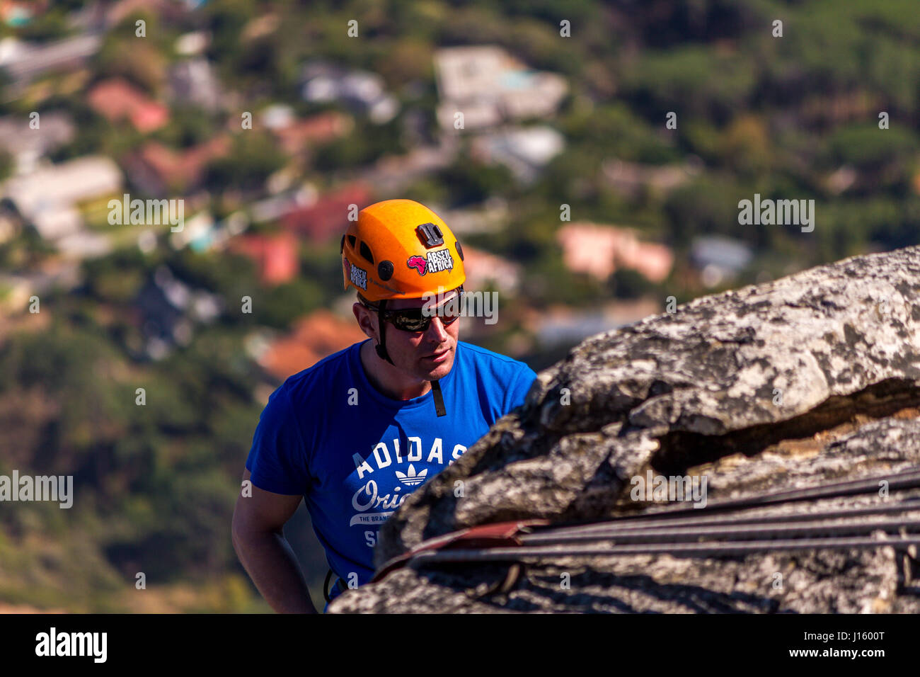 Un homme descendant en rappel au bord de la montagne de la table au Cap, Afrique du Sud Banque D'Images