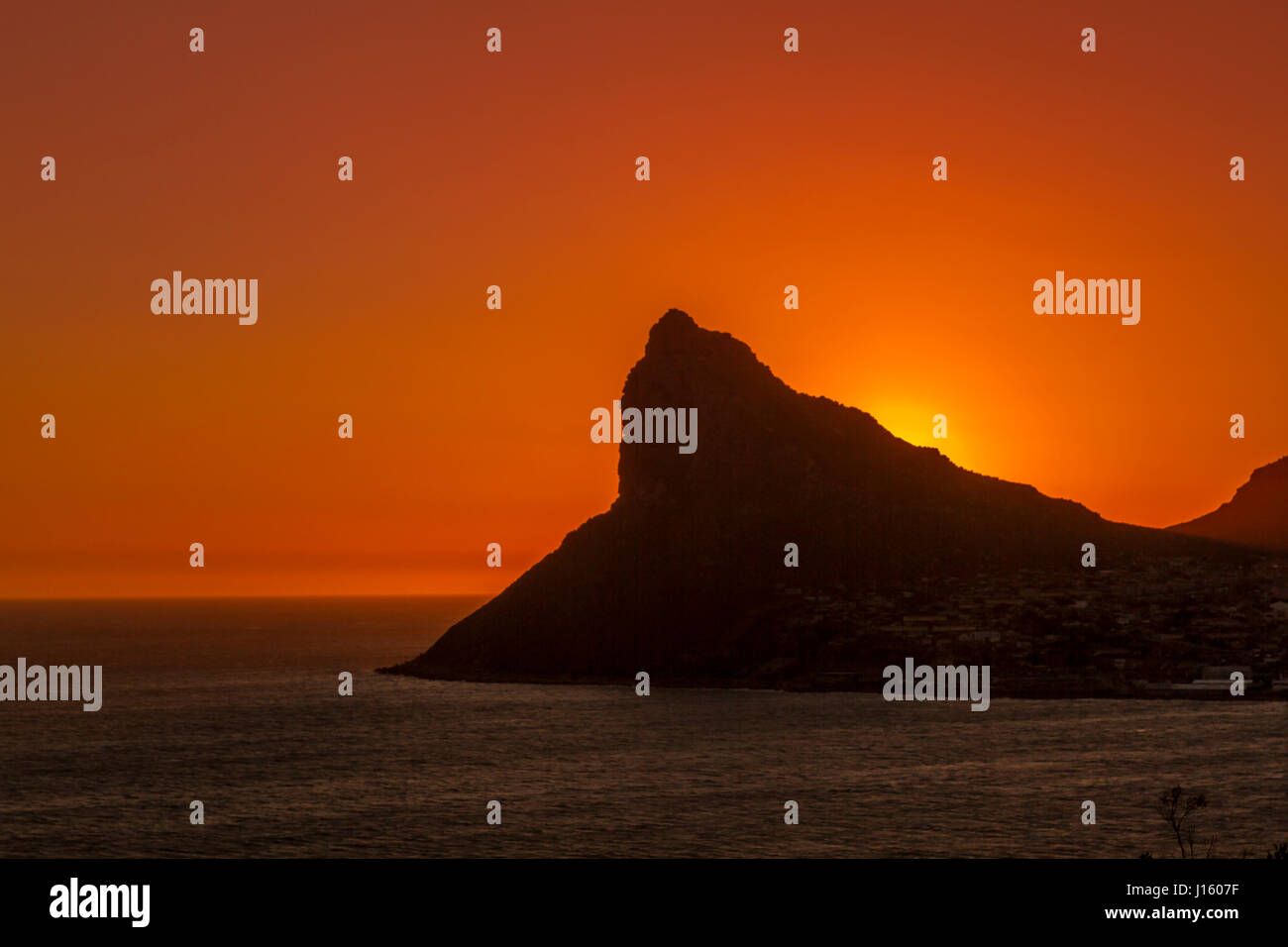 Coucher du soleil ,le Sentinel Rock et Hout Bay, Cape Town, Afrique du Sud Banque D'Images