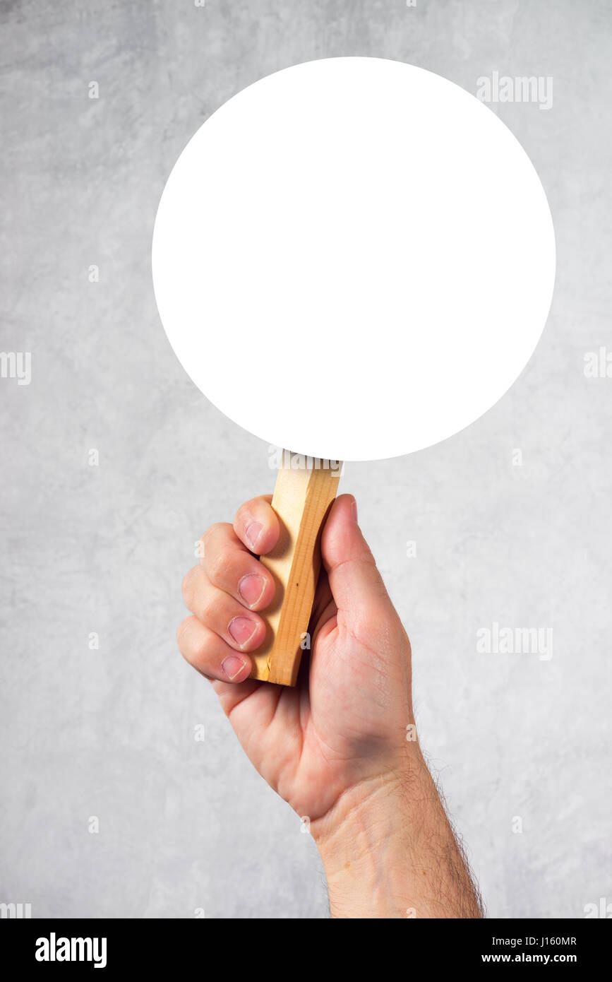 Homme hand holding blank mock up banner signe dans l'espace pour copier du texte ou des devis conception graphique Banque D'Images