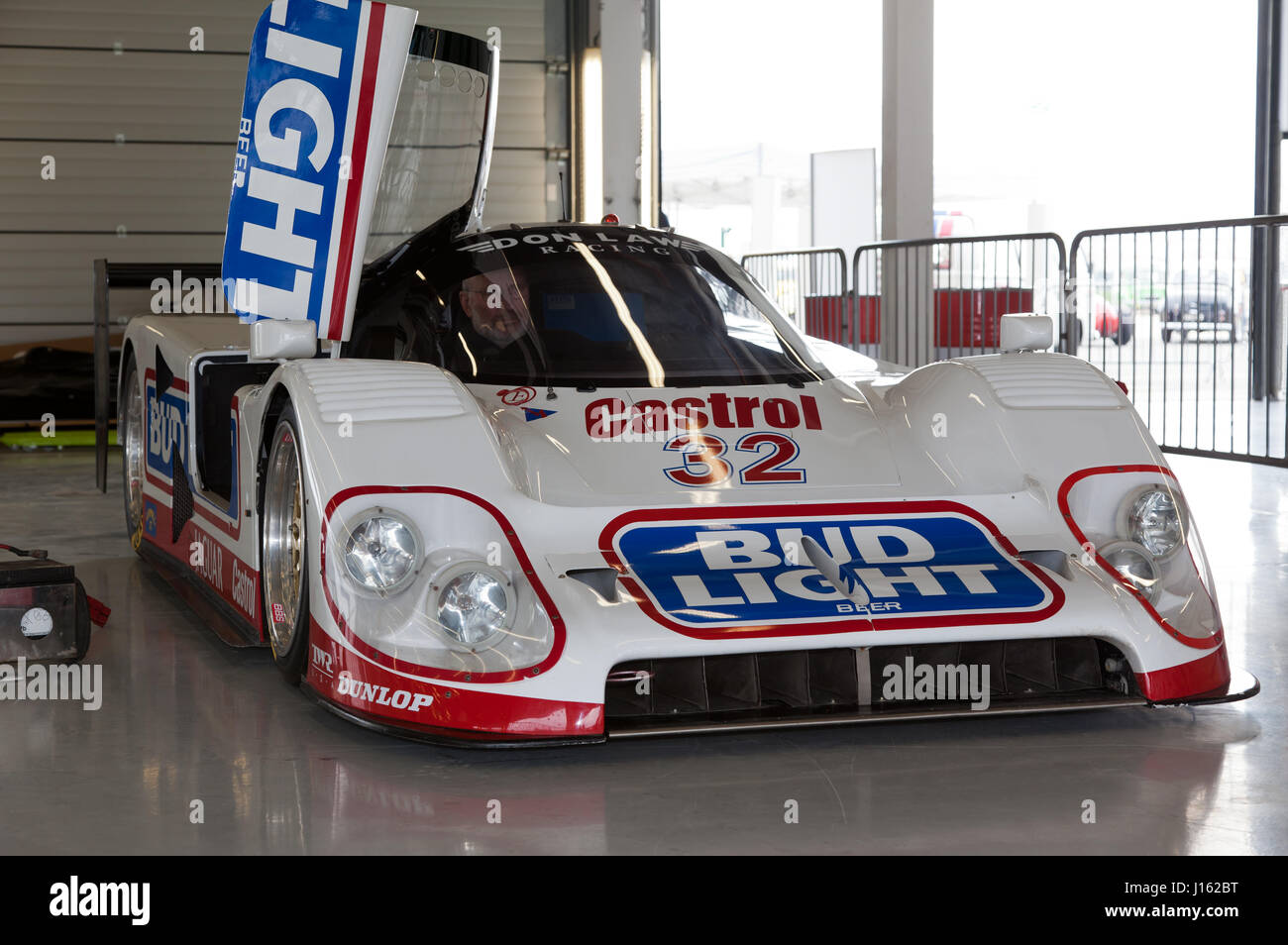 Avis de Don Laws, SICA13a Bud Light Jaguar XJR12 dans la fosse pendant l'international garage Silverstone Classic Media Day, 2017 Banque D'Images