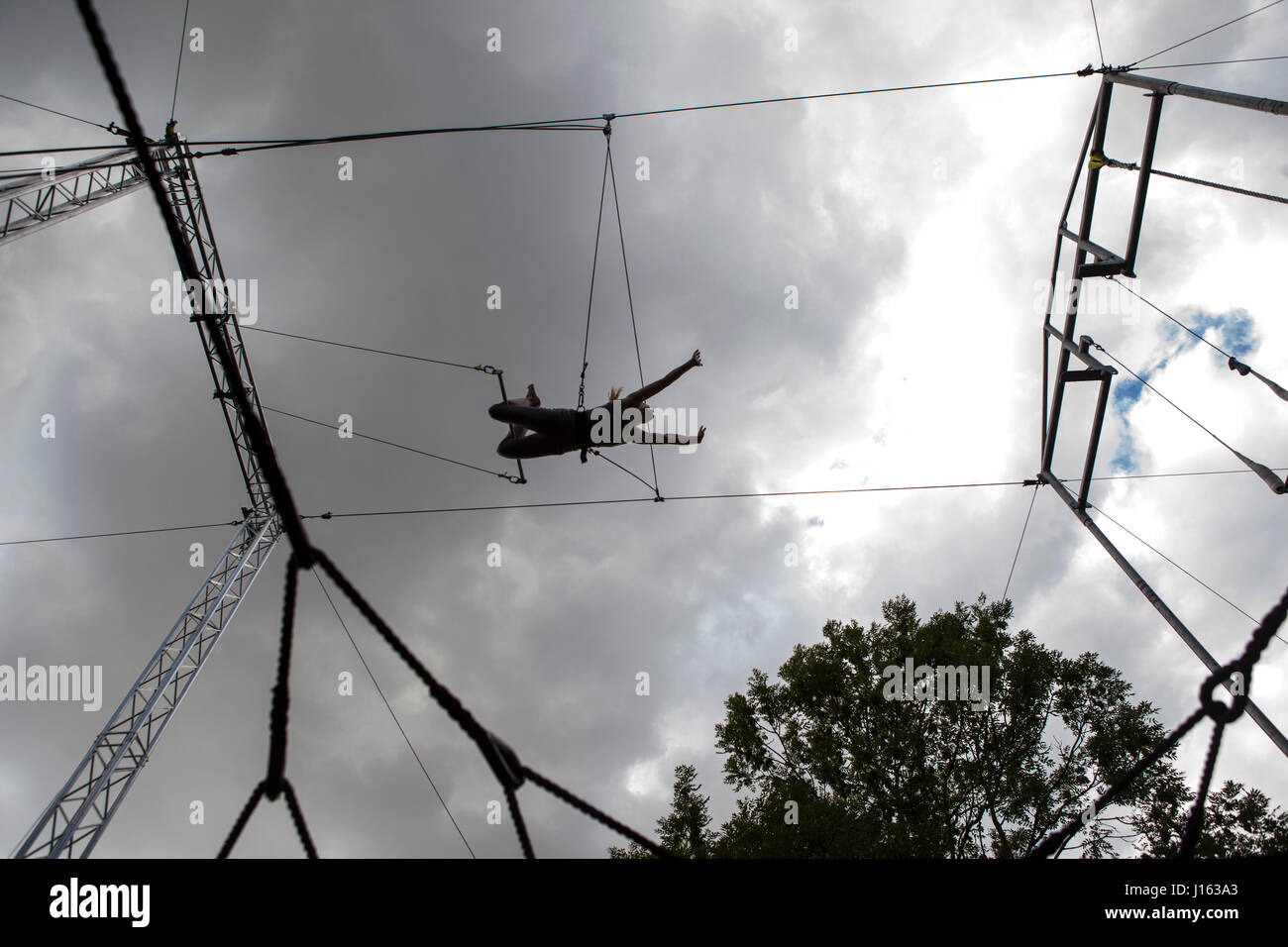 Studenst trapèze volant par l'air. L'École de trapèze volant est situé à Regent's Park et géré par le gorille Circus. Banque D'Images