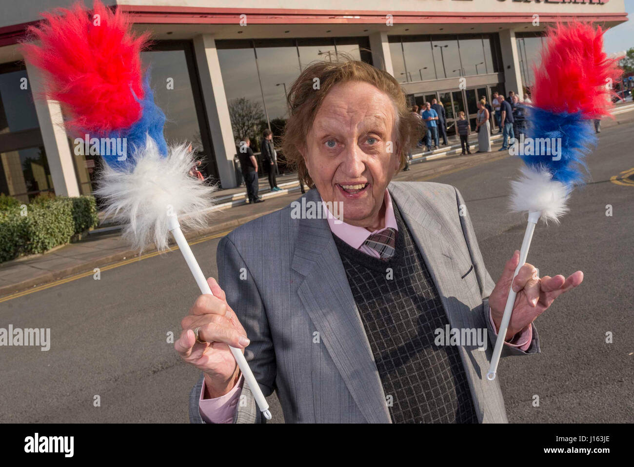 Sir Ken Dodd avec chatouillements des bâtons. Banque D'Images