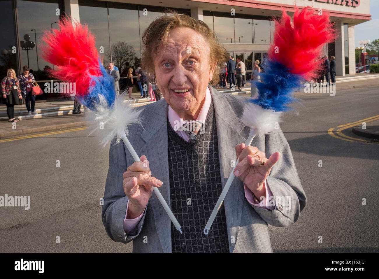 Sir Ken Dodd avec chatouillements des bâtons. Banque D'Images