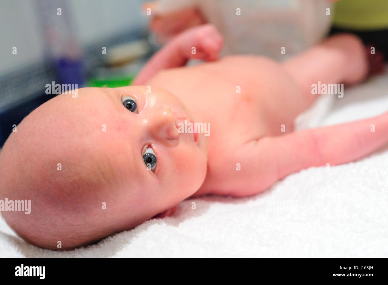 Maman met une couche sur le bébé Banque D'Images