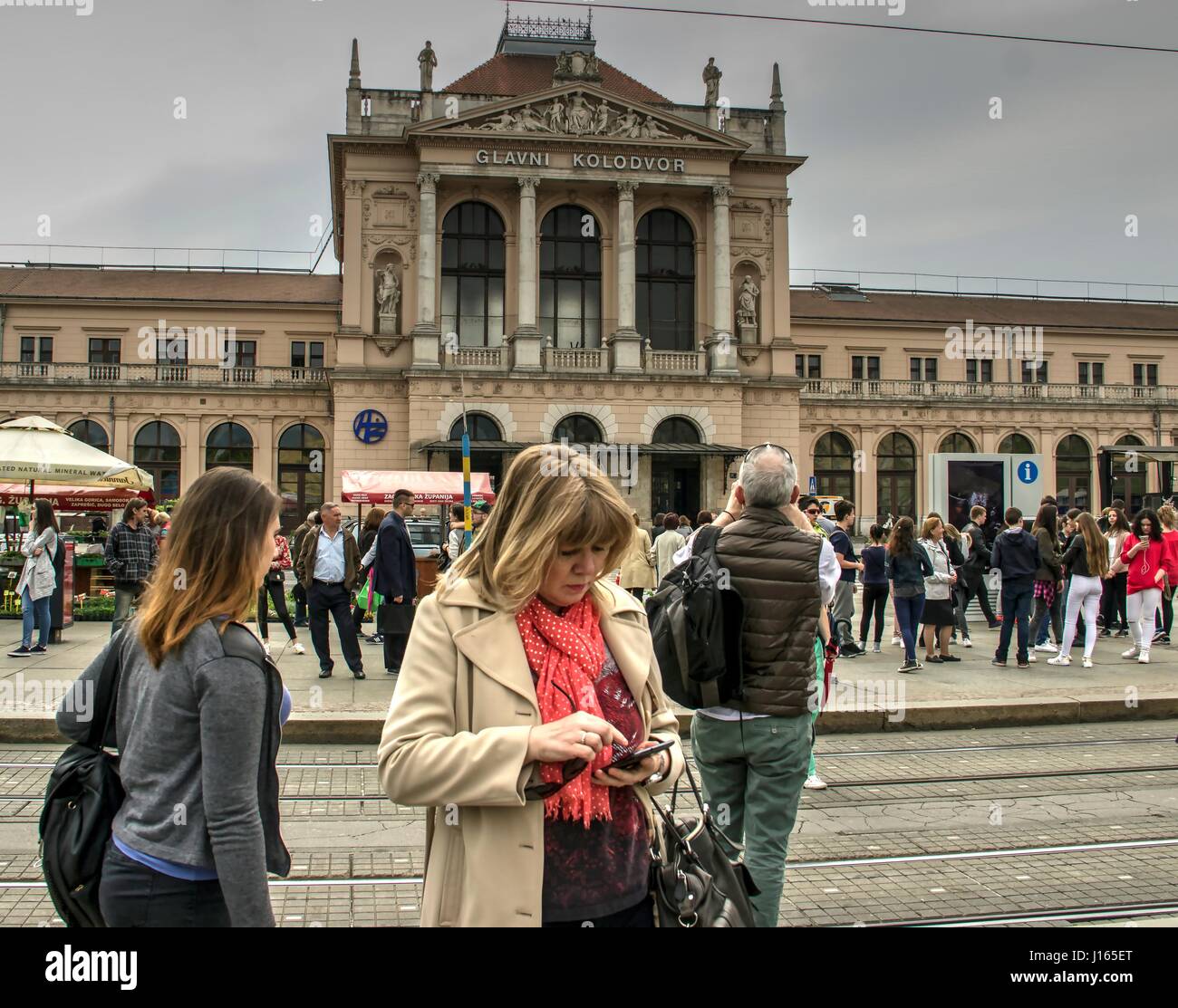 Zagreb, Croatie - les passagers et les passants en face de la gare principale (Glavni Kolodvor) Banque D'Images