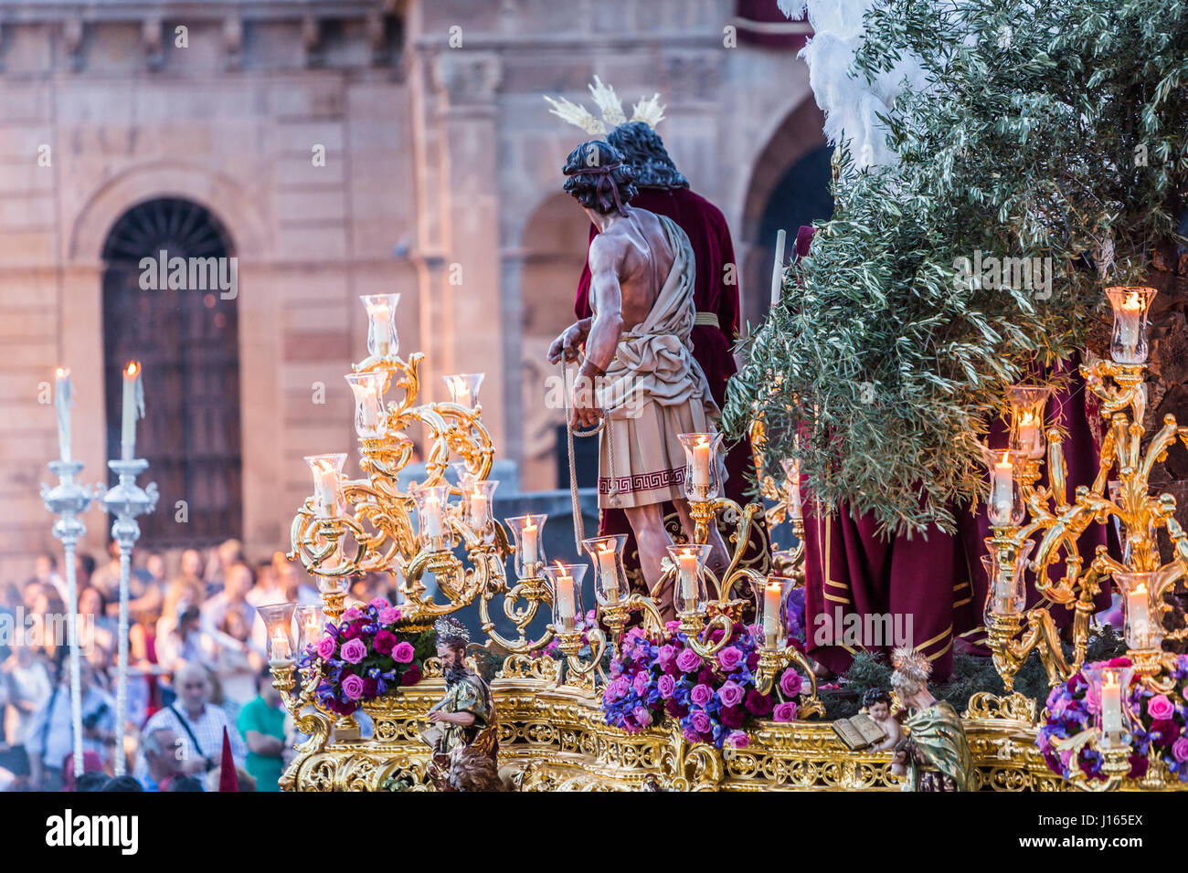 Linares, ESPAGNE - Avril 14 : Confrérie de la Semaine Sainte en espagnol appel ''arrestation de Jésus au Jardin des Oliviers ' lors de la cérémonie du jugement de J Banque D'Images