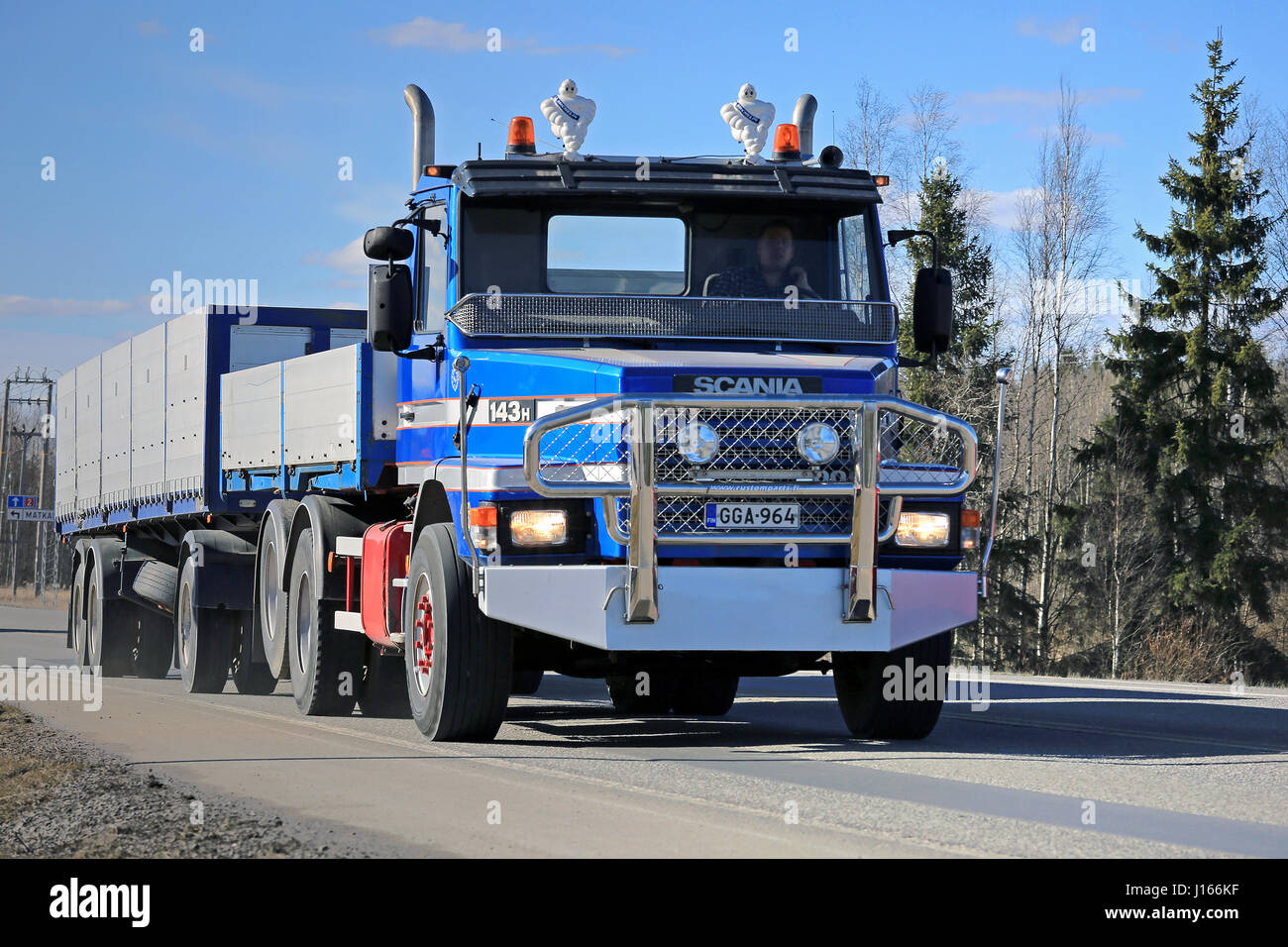 FORSSA, FINLANDE - le 2 avril 2016 : Classique Scania 143H camion ordinaire et remorque pleine se déplace le long de la route au sud de la Finlande. Banque D'Images