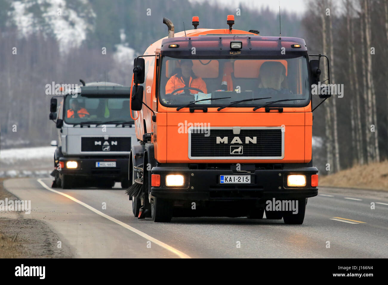 SALO, FINLANDE - le 24 mars 2016 : Deux camions MAN Schorling Balayeuses de route le long de la route dans la région de Salo. Balayeuses de rue modernes sont montés sur camion Banque D'Images