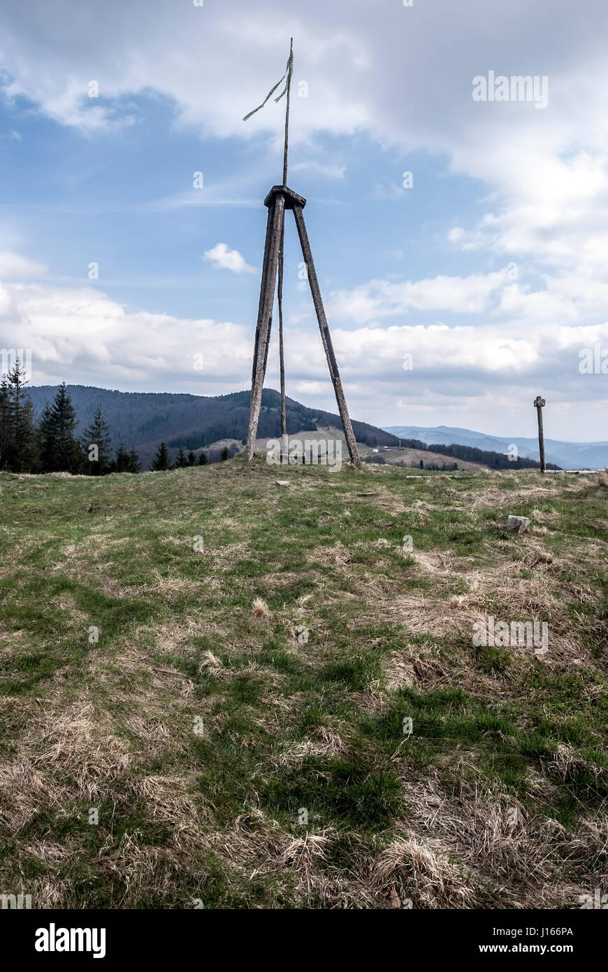 Mala czantoria hill avec mountain meadow et czantoria wielka crête de montagne dans l'arrière-plan au printemps au-dessus de montagnes beskides de Silésie ustron resor Banque D'Images