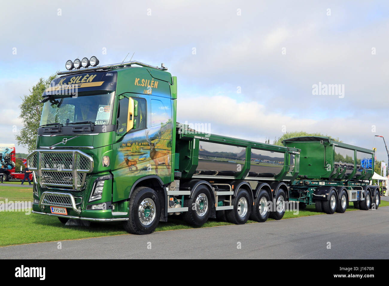 ALAHARMA, FINLANDE - le 8 août 2015 : Volvo FH16 750 vert de K. Silen avec de belles peintures à l'aérographe affiché sur la puissance annuelle Truck Show 2015. Banque D'Images