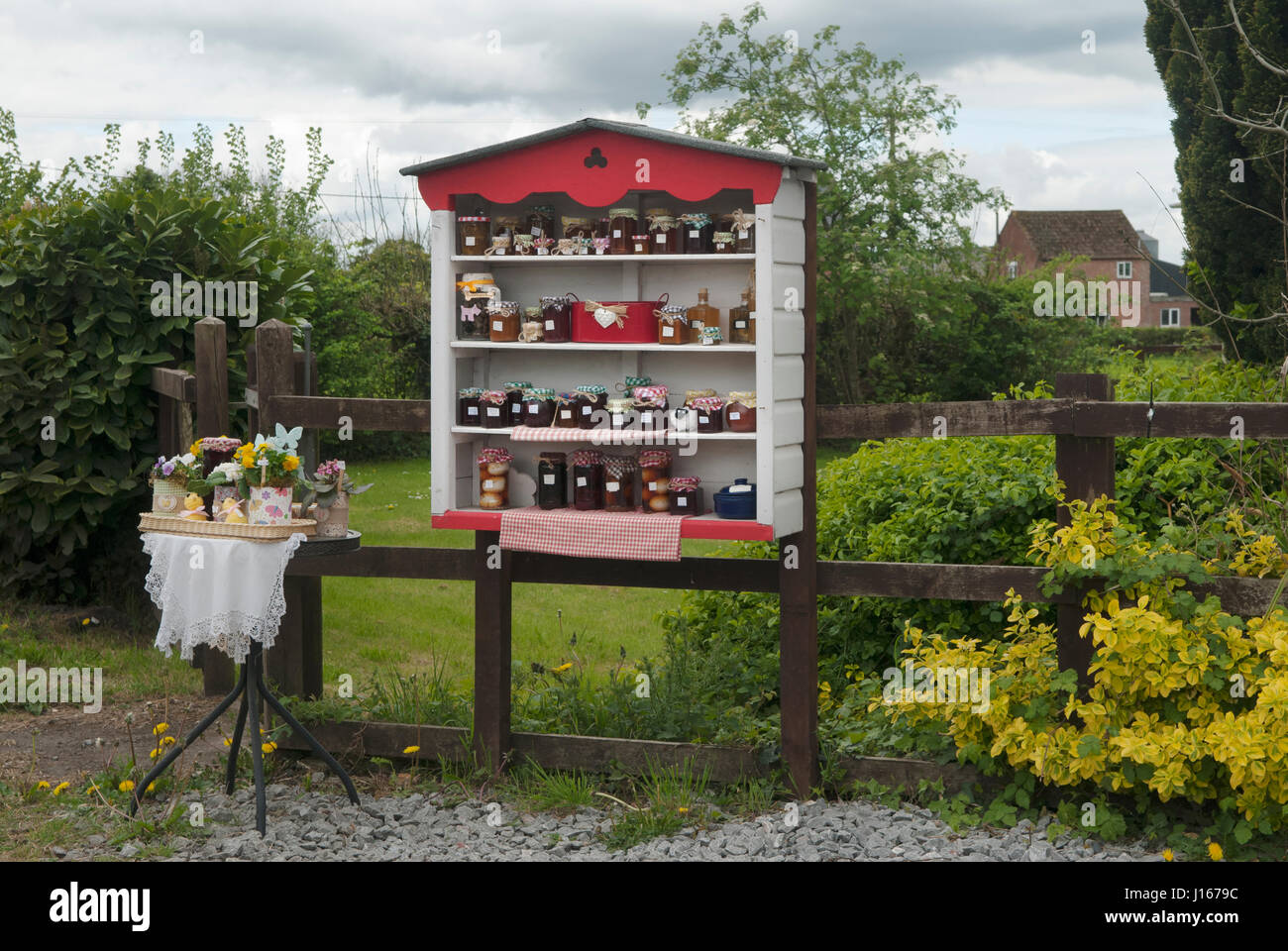 Home Made Jam, chutney à vendre à l'extérieur d'une ferme Somerset. Honesty Box France. Angleterre années 2017 2010 HOMER SYKES Banque D'Images