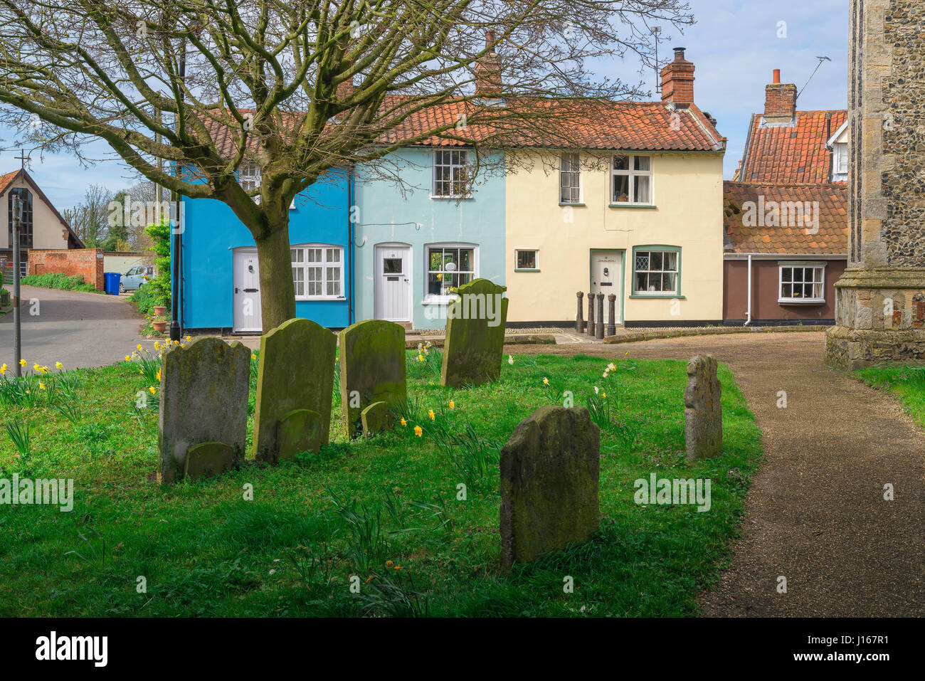 Suffolk, Royaume-Uni Maidstone cottages colorés à côté de l'église dans le centre de la Suffolk rural ville de Maidstone, Angleterre, Royaume-Uni Banque D'Images