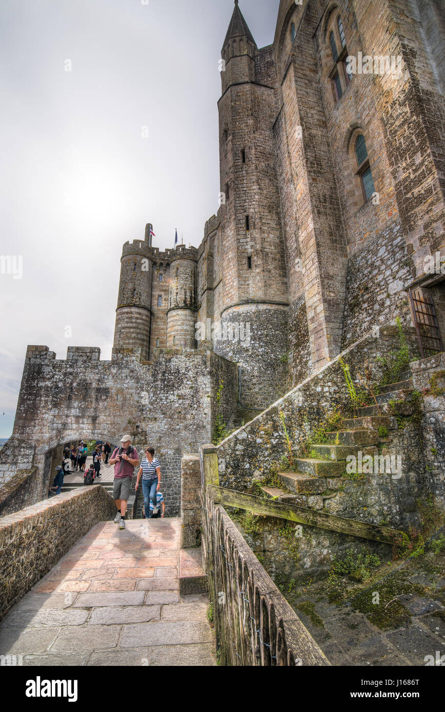 Au pied de l'abbaye du Mont Saint-Michel en septembre, France Banque D'Images