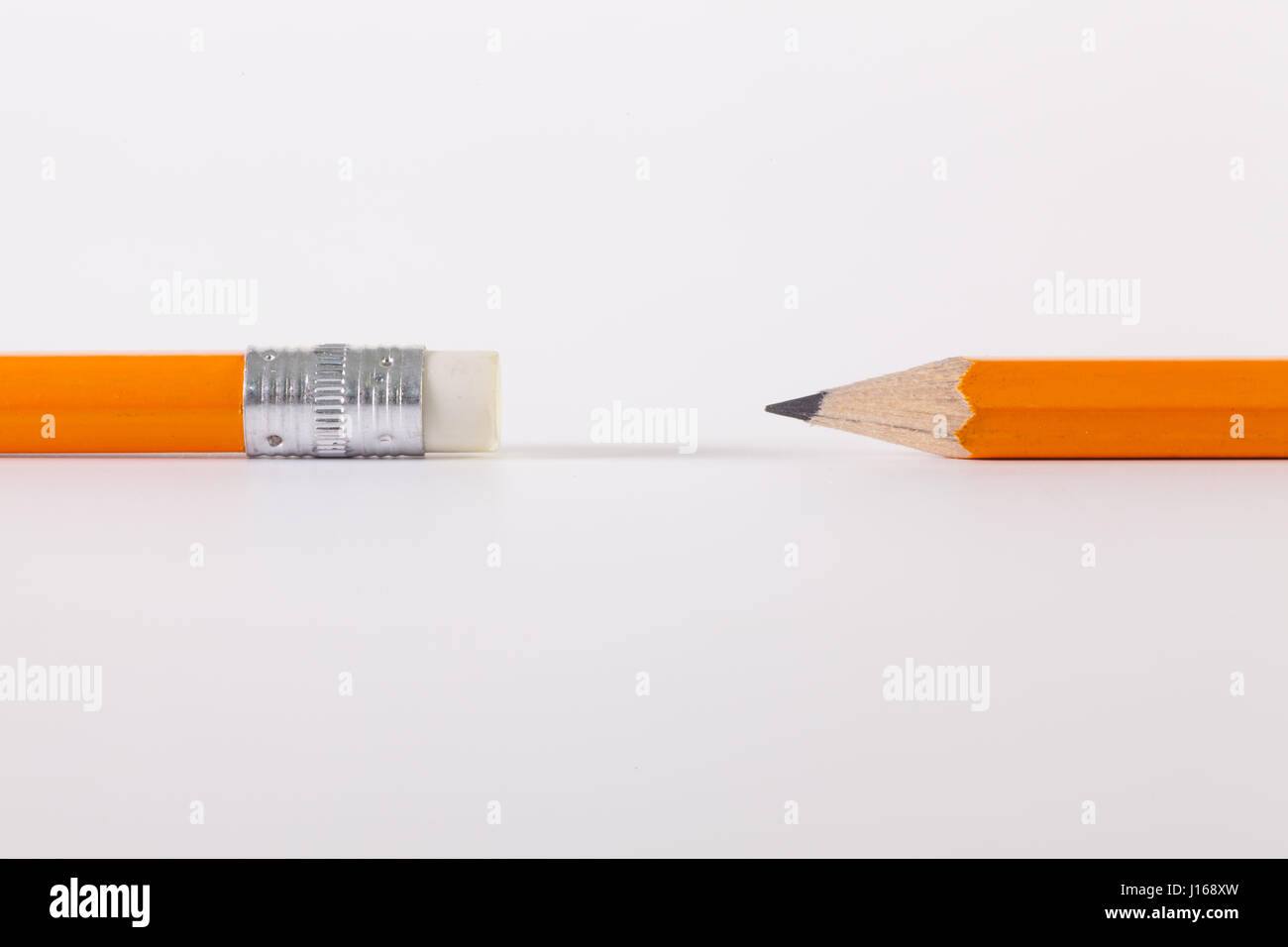 Deux crayons isolé sur fond blanc, pur Banque D'Images