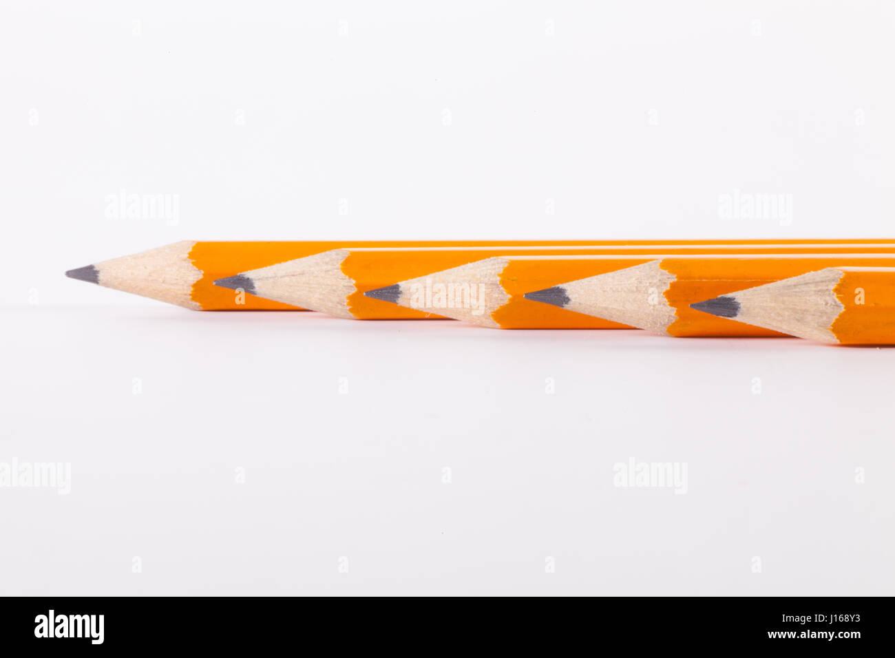 Cinq crayons isolé sur fond blanc, pur Banque D'Images