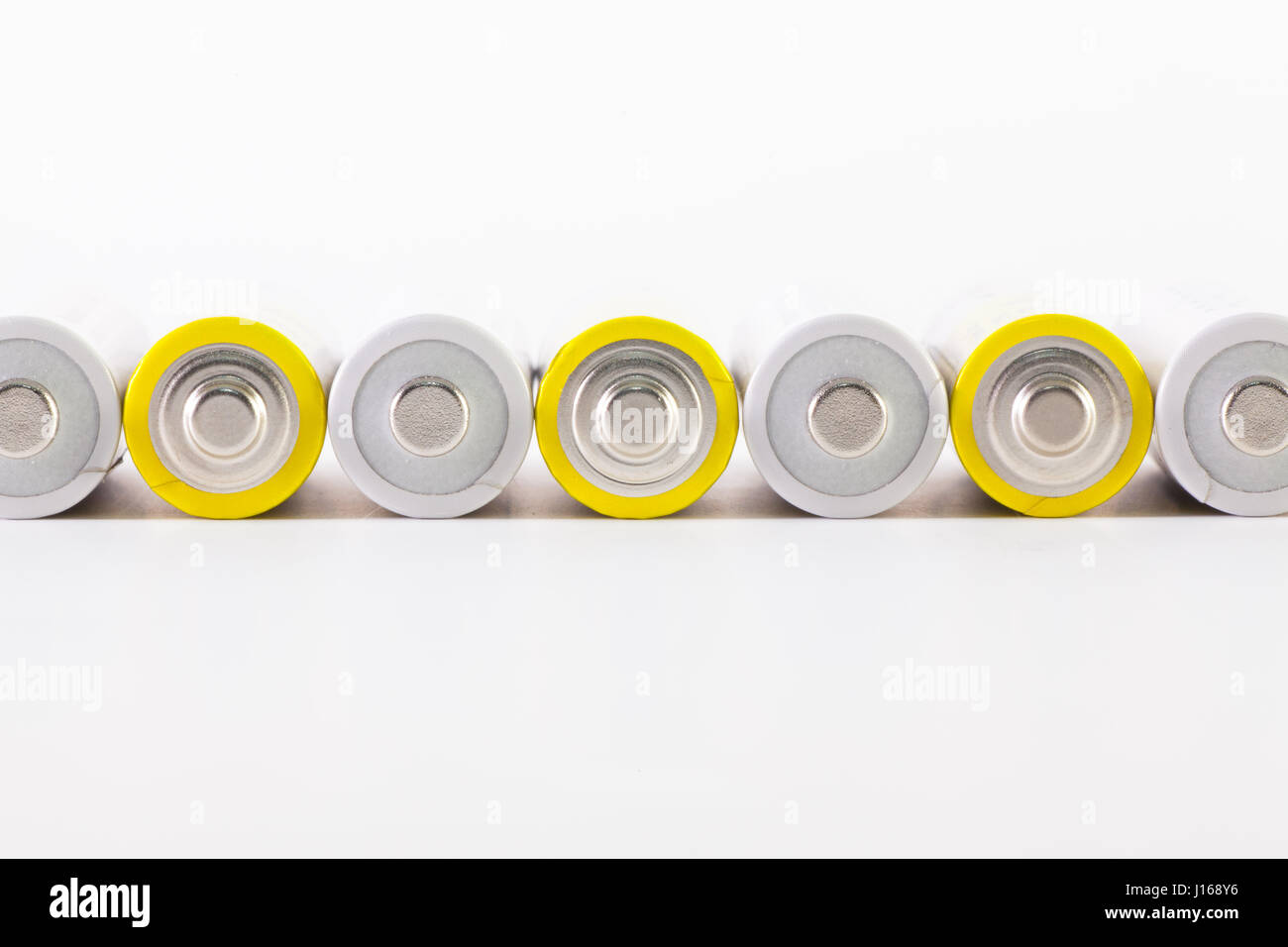 Résumé Contexte L'énergie des batteries blanc et jaune. Pile alcaline AA. Banque D'Images
