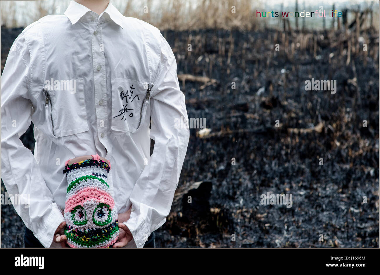 Terre brûlée, chemise blanche et colorée de la tête à l'envers Banque D'Images