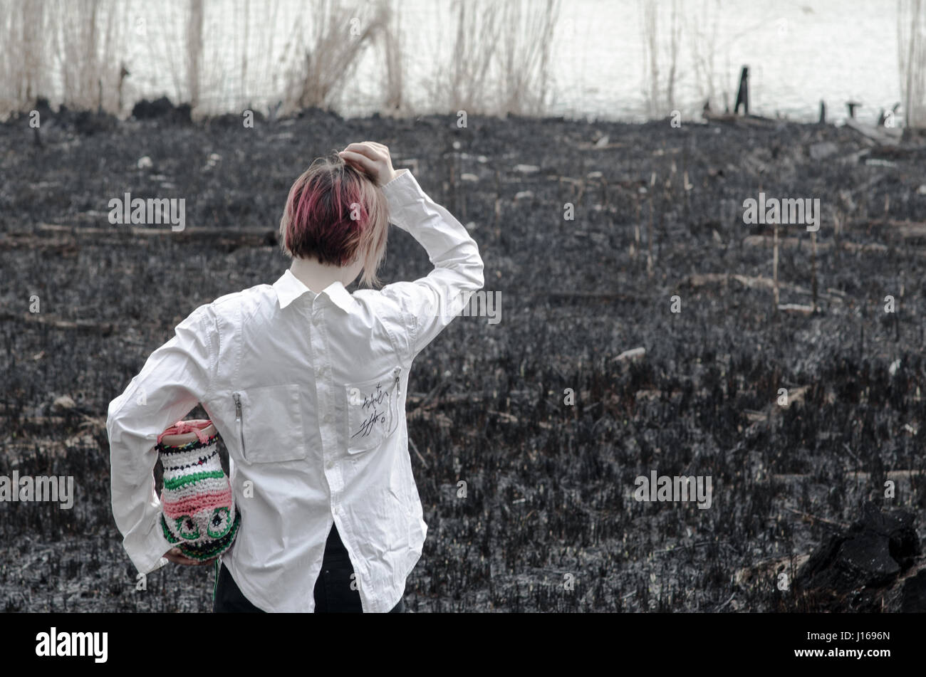 Terre brûlée, fille, chemise blanche et colorée de la tête à l'envers Banque D'Images