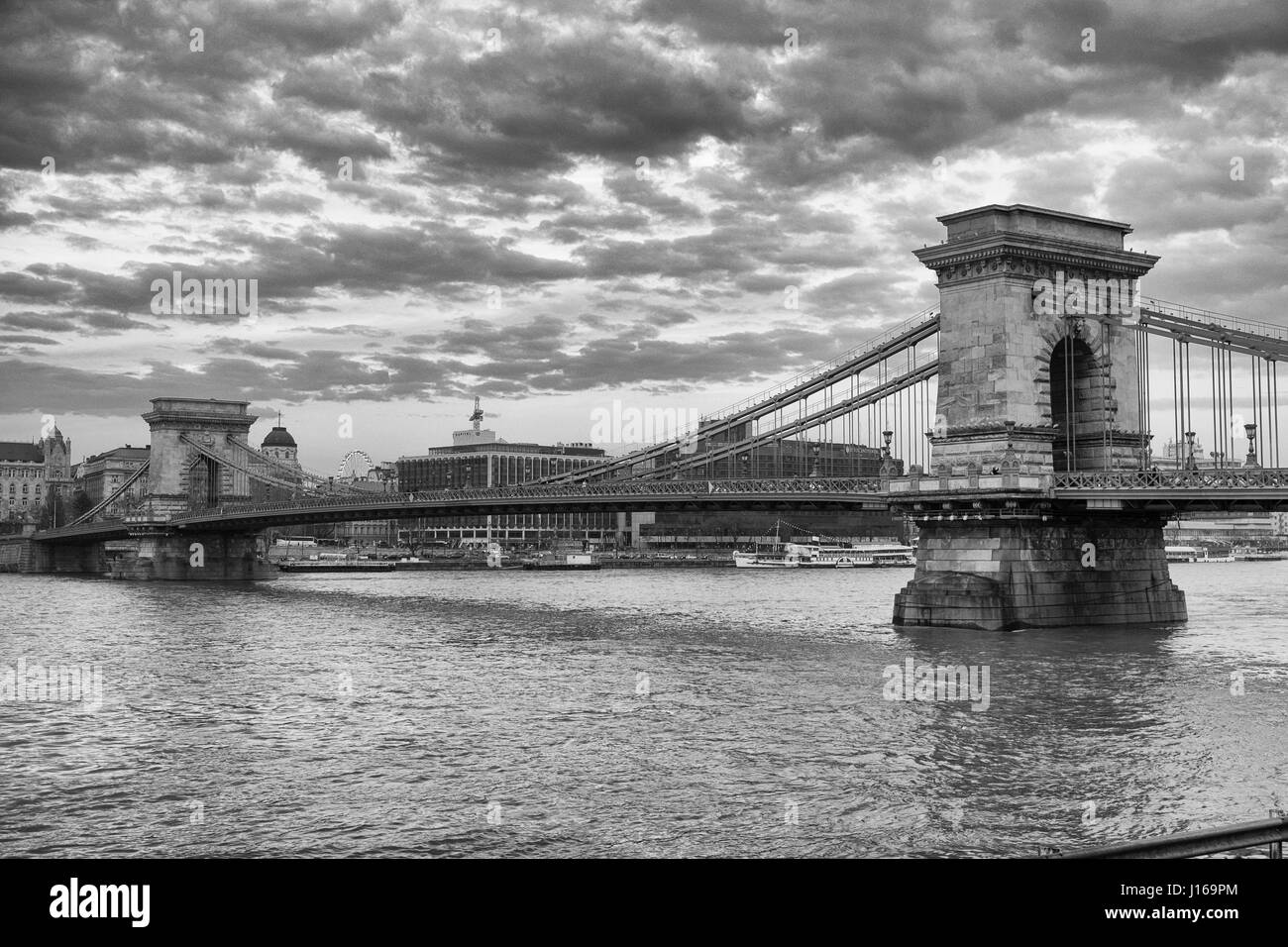 Le Pont des Chaînes est un pont suspendu qui enjambe le Danube entre Buda et Pest Banque D'Images