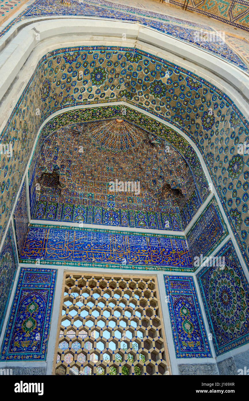 Détail de Madrasa Ulugh Beg, Samarkand, Ouzbékistan Reghistan Banque D'Images