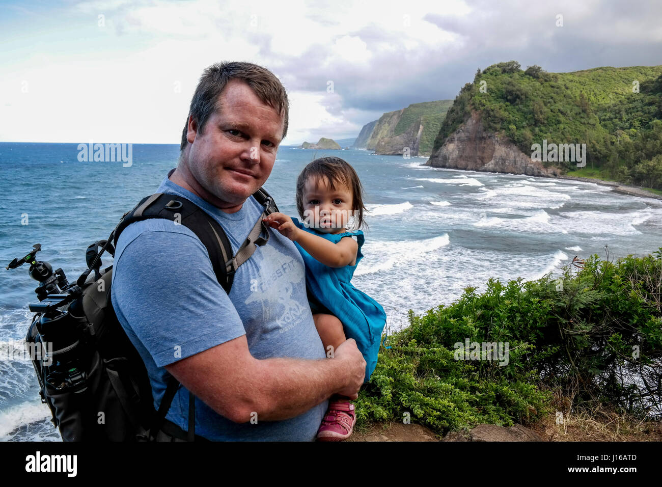 KALAPANA, HAWAII : Portrait du photographe CJ Kale et sa fille Jasmine. VS LAVE Merveilles du cosmos comme la Voie Lactée et une étoile filante va vous laisser se demandant quoi de plus impressionnant. Les photographies montrent le formidable incroyable et rarement vu les forces de la nature comme une mer, moonbows et redoutables tous les couchers en contraste avec l'une des plus puissantes forces de la Terre - coulée de lave. Les photos montrent la lave qui sort du volcan Kilauea déverse dans une mer tumultueuse sur fond de la nuit de ciel. Photographe hawaiien CJ Kale (38) explique les dangers de po Banque D'Images