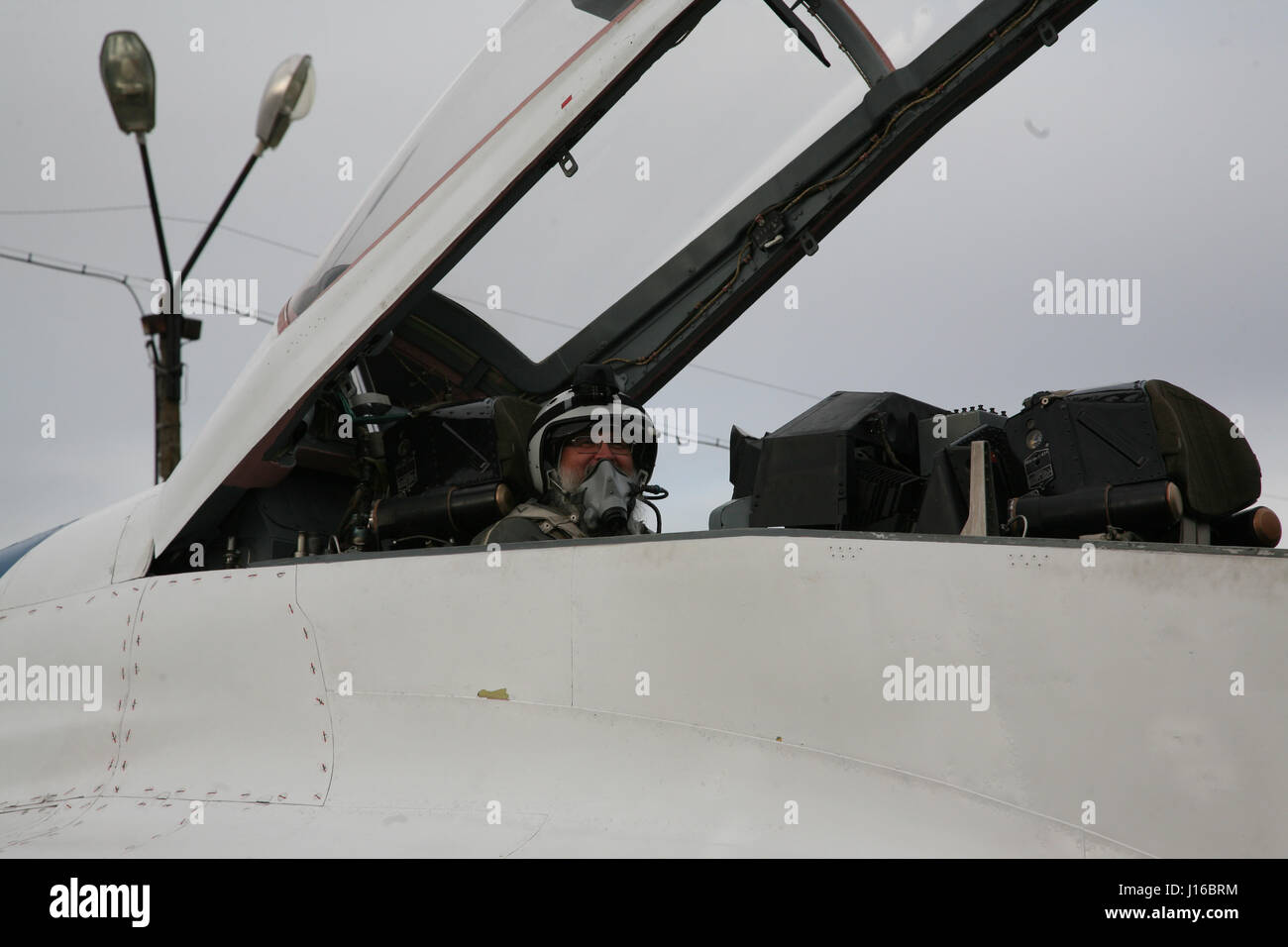 Moscou, Russie : cela peut-être le plus religieuses cosmonaute wannabe ? Les images montrent comment le prêtre orthodoxe russe barbu pratique ses compétences Zéro-G, s'est rendu dans un chasseur MiG dans un voyage à la lisière de l'espace et surtout prend la dernière confession de cosmonautes russes avant qu'ils quittent la surface de notre planète. Père Higoumène Iov est responsable pour les âmes de presque tous les cosmonautes de la Russie, mais le recteur de l'église de la transfiguration de la Russie qui a cité des Étoiles a pris sa vie en main en se rendant dans un MiG-29UB sur 1 100 miles par heure à plus de 11 km au-dessus de la surface de l'oreille Banque D'Images