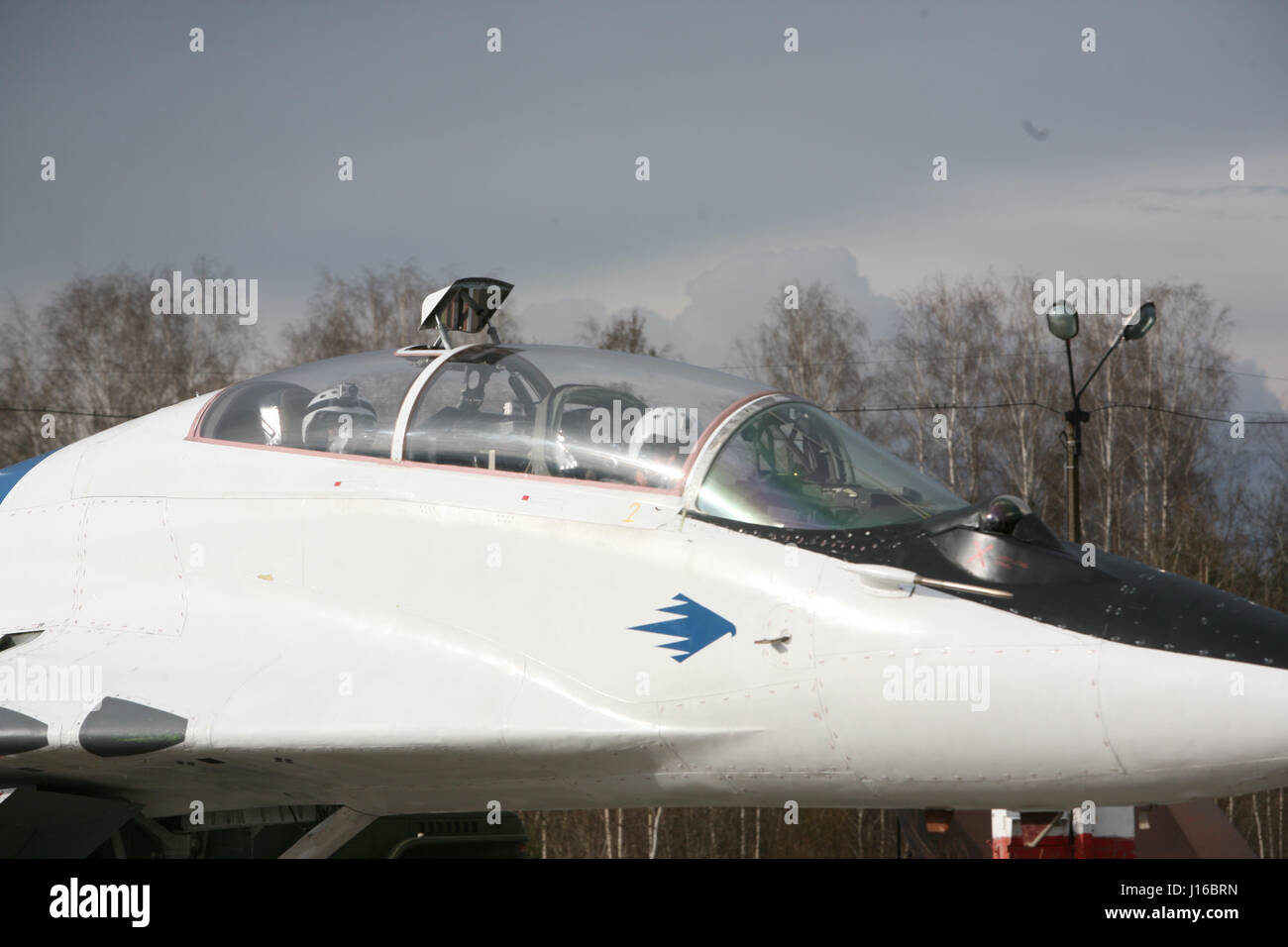 Moscou, Russie : cela peut-être le plus religieuses cosmonaute wannabe ? Les images montrent comment le prêtre orthodoxe russe barbu pratique ses compétences Zéro-G, s'est rendu dans un chasseur MiG dans un voyage à la lisière de l'espace et surtout prend la dernière confession de cosmonautes russes avant qu'ils quittent la surface de notre planète. Père Higoumène Iov est responsable pour les âmes de presque tous les cosmonautes de la Russie, mais le recteur de l'église de la transfiguration de la Russie qui a cité des Étoiles a pris sa vie en main en se rendant dans un MiG-29UB sur 1 100 miles par heure à plus de 11 km au-dessus de la surface de l'oreille Banque D'Images