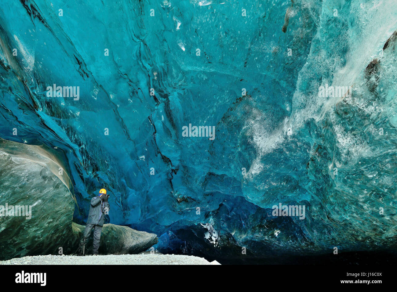 VATNAJOKULL, ISLANDE : un photographe britannique peut vous aider à explorer les 1000 ans de 400 pieds de long de la grotte de glace en cristal pour moins de £2K. Les images montrent comment une équipe britannique de photographes nature explore les 25 pieds de haut dans la grotte de glace immaculée du glacier de Vatnajokull Islande, qui scintille de tous les frosty gloire d'un véritable enfers hiver. D'autres photos montrent l'équipe britannique à Breiðamerkursandur, la glace à la plage, où un mini-icebergs sont rejetés sur le rivage. Auteur : MARK ANDREAS JONES / MÉDIAS MONDE TAMBOUR Banque D'Images