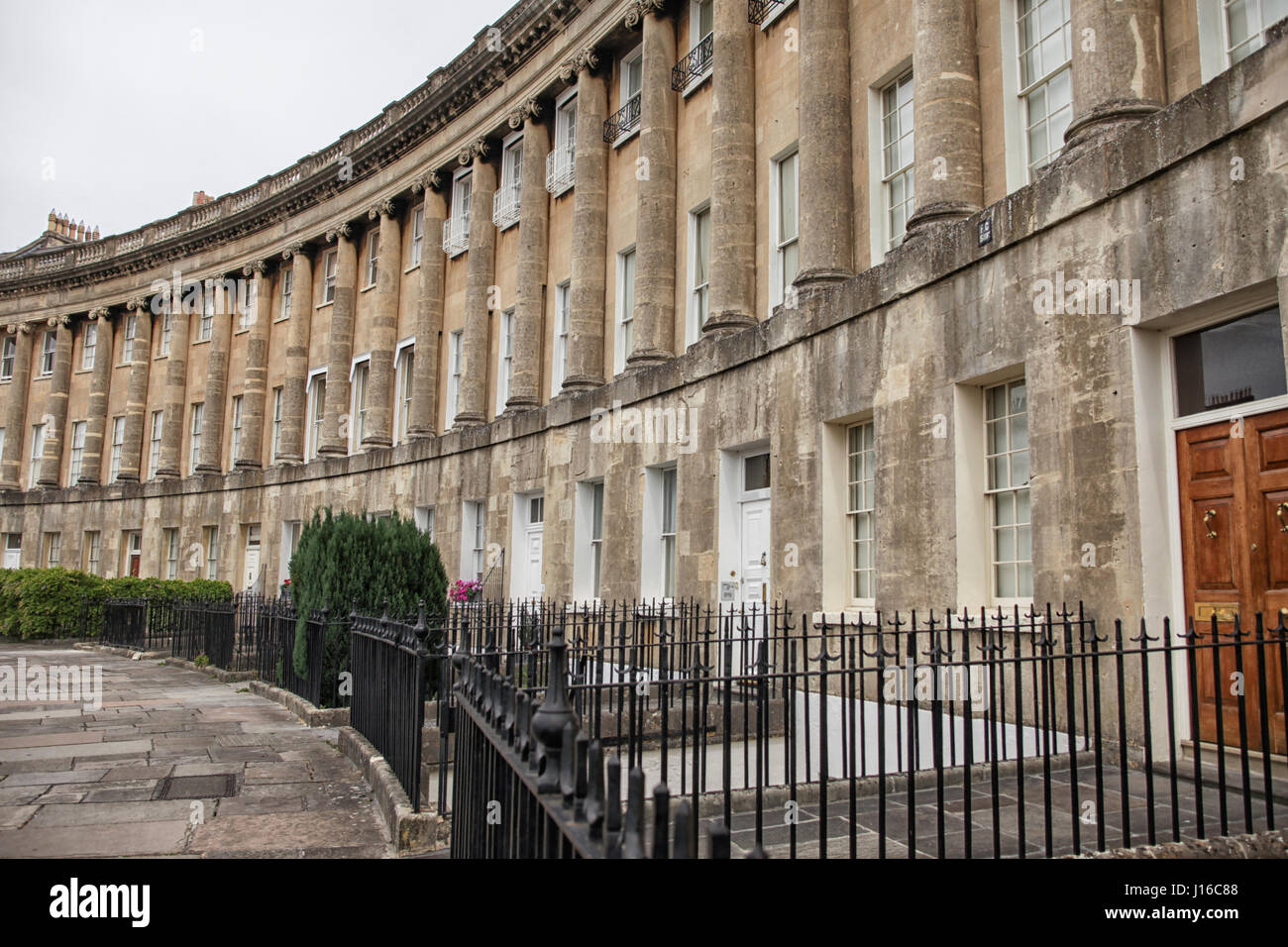 Royal Crescent (l'architecte John Wood le Jeune, 1774) - 30 rue de maisons mitoyennes dans une baignoire en croissant. Bath est une ville du cerem Banque D'Images