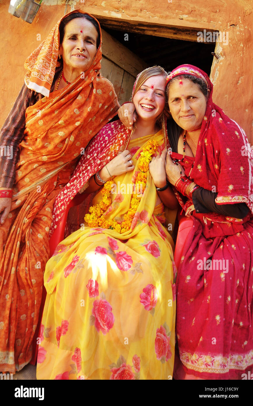 Himalaya, NÉPAL : local des femmes habillées Shirine Taylor (au centre)  dans leurs vêtements. Pouvez-vous survivre juste £2K par année et le tour  du monde ? Cette femme de 21 ans d'abandon