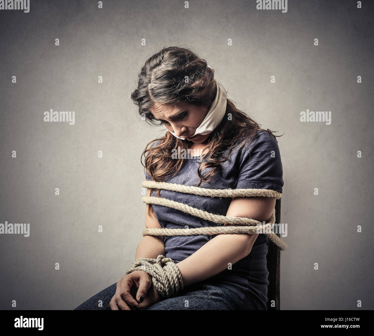 Tied gagged woman Banque de photographies et d'images à haute résolution -  Alamy