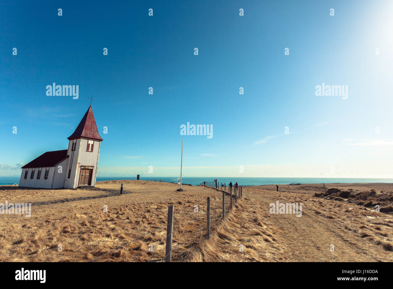 Une église blanche dans un champ d'or avec vue sur la mer. De Snæfellsnes, 05960 (péninsule de Snæfellsnes), dans l'ouest de l'Islande Banque D'Images