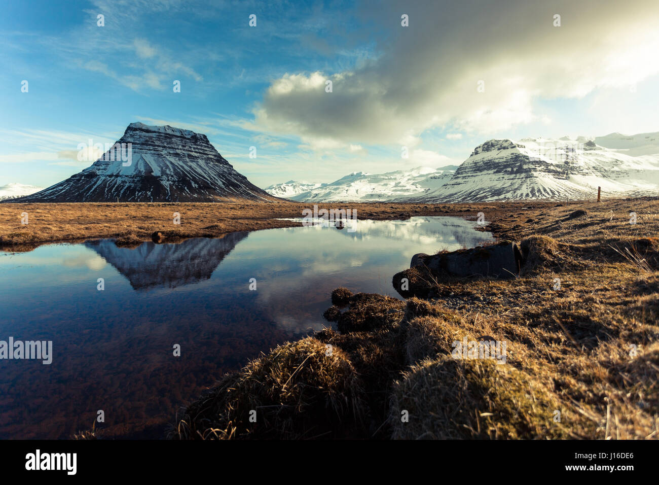 Reflet de la montagne Kirkjufell au bord du lac à l'heure magique. La péninsule de snæfellsnes (Glasgow), dans l'ouest de l'Islande Banque D'Images