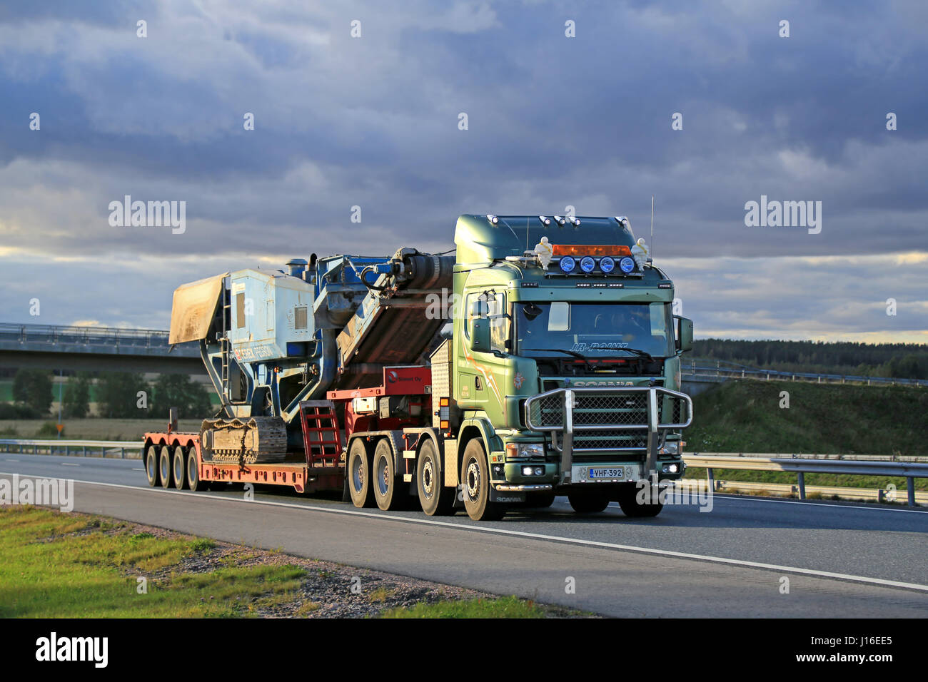 SALO, FINLANDE - le 19 septembre 2015 : 164 V8 Scania truck tire crusher Terex Pegson. Le Terex Pegson machines de concassage sont essentiellement utilisés dans aggrega Banque D'Images