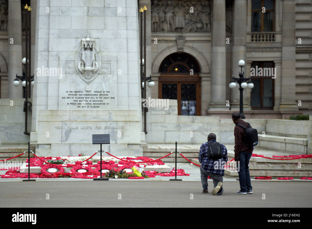 Photographes amateurs, en face du monument aux morts cénotaphe de George square Glasgow Banque D'Images