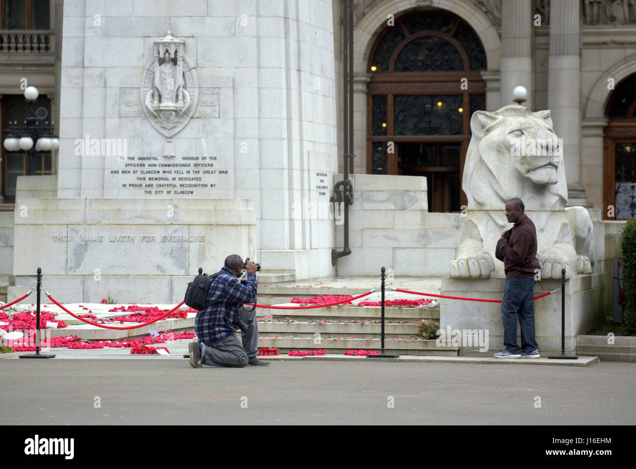 Photographes amateurs, en face du monument aux morts cénotaphe de George square Glasgow Banque D'Images
