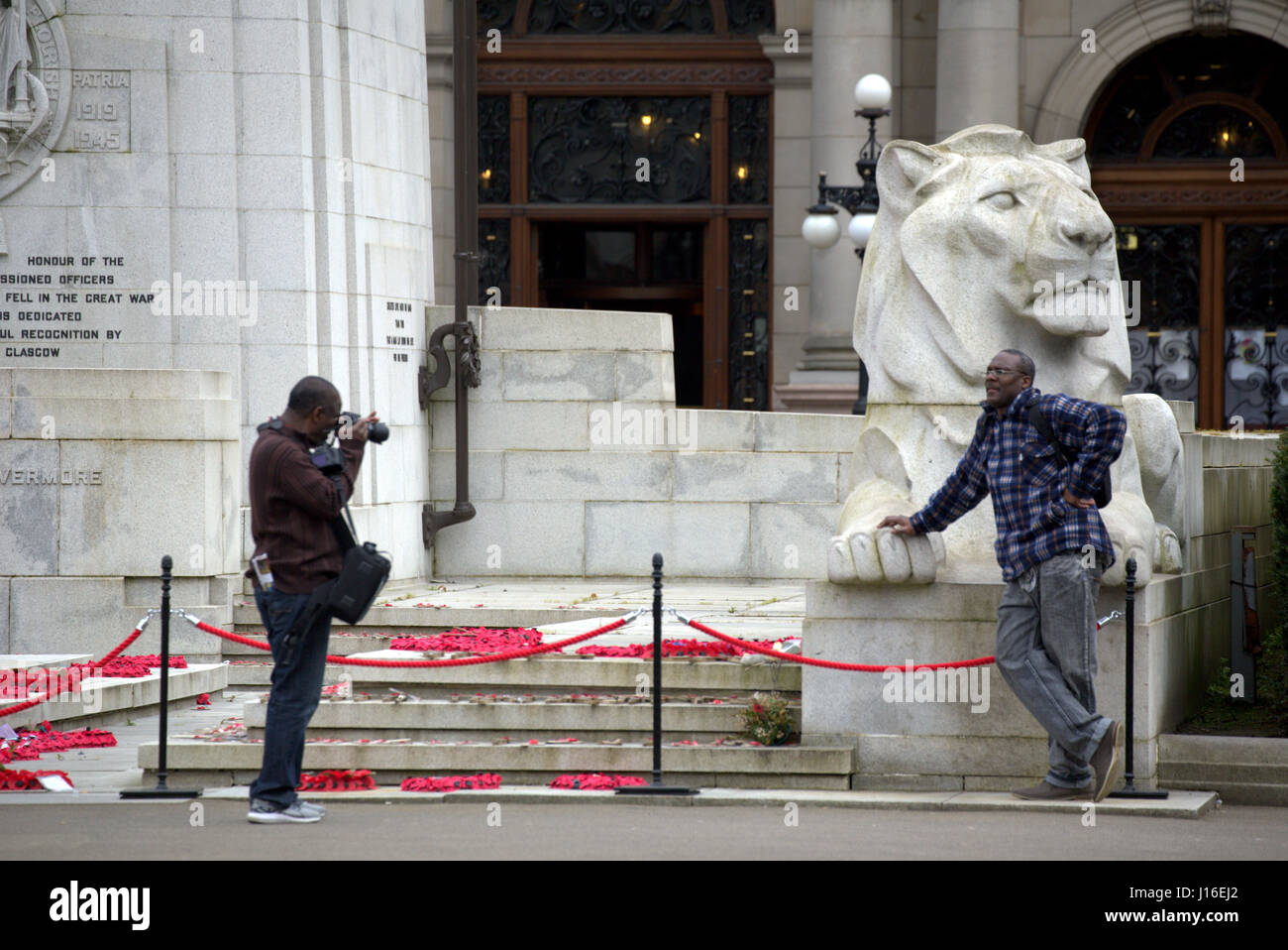 Photographes amateurs, en face du monument aux morts cénotaphe de George square Glasgow Banque D'Images