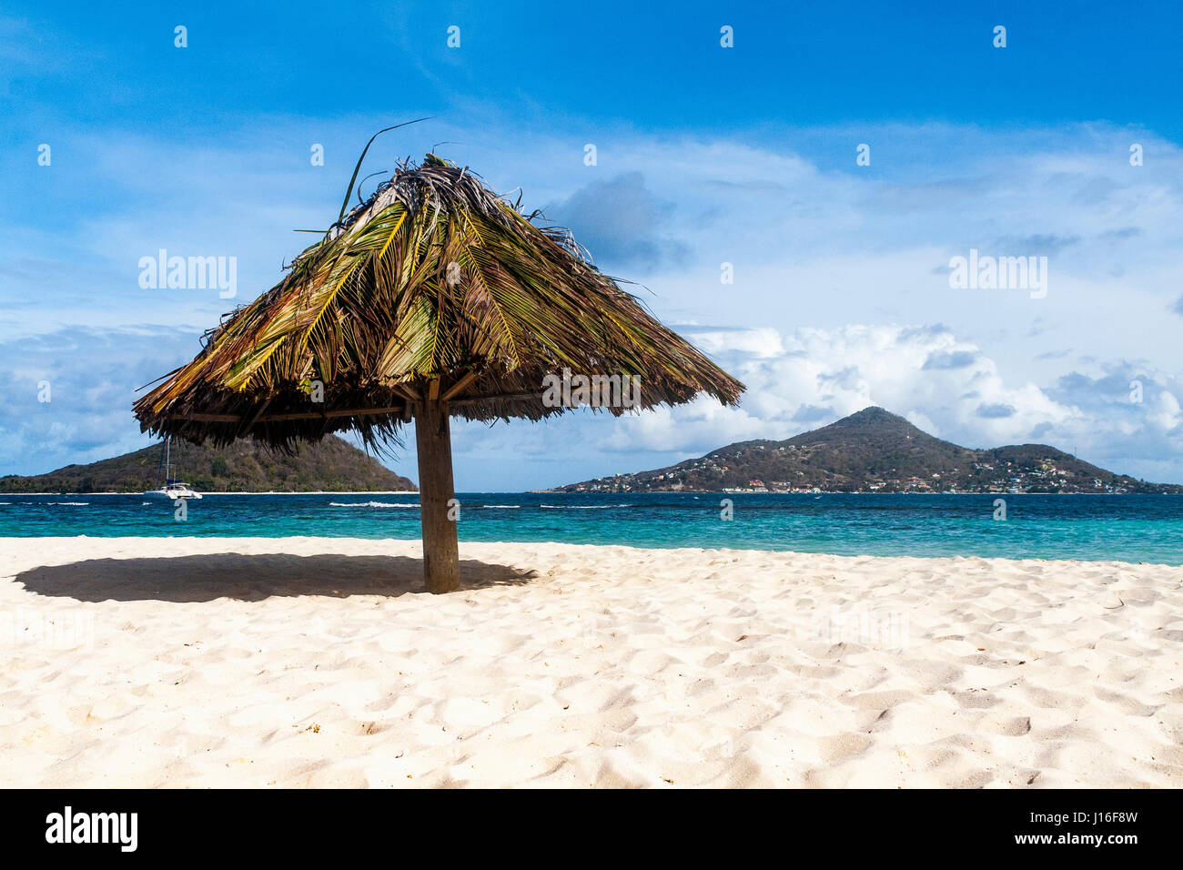 Voir l'île des Caraïbes d'Mopian : parasol et d'îles solitaires : Saint Vincent et les Grenadines. Banque D'Images