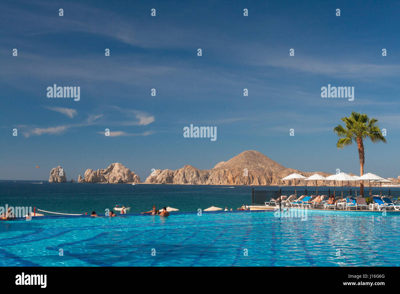 Une piscine à débordement dans un complexe à Cabos San Lucas, péninsule de Basse-Californie, Mexique Banque D'Images