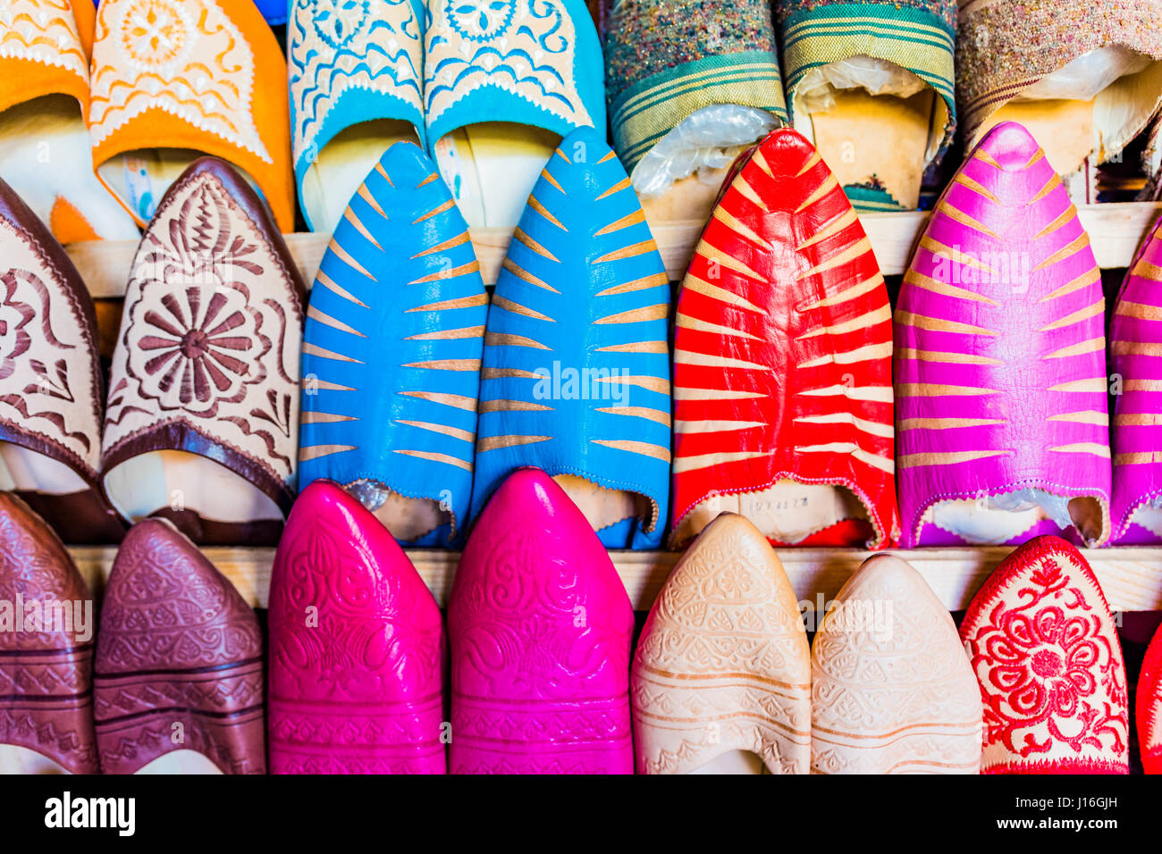 Chaussons empilés et à vendre dans une boutique dans la médina de Fes, Maroc, Afrique du Nord Banque D'Images