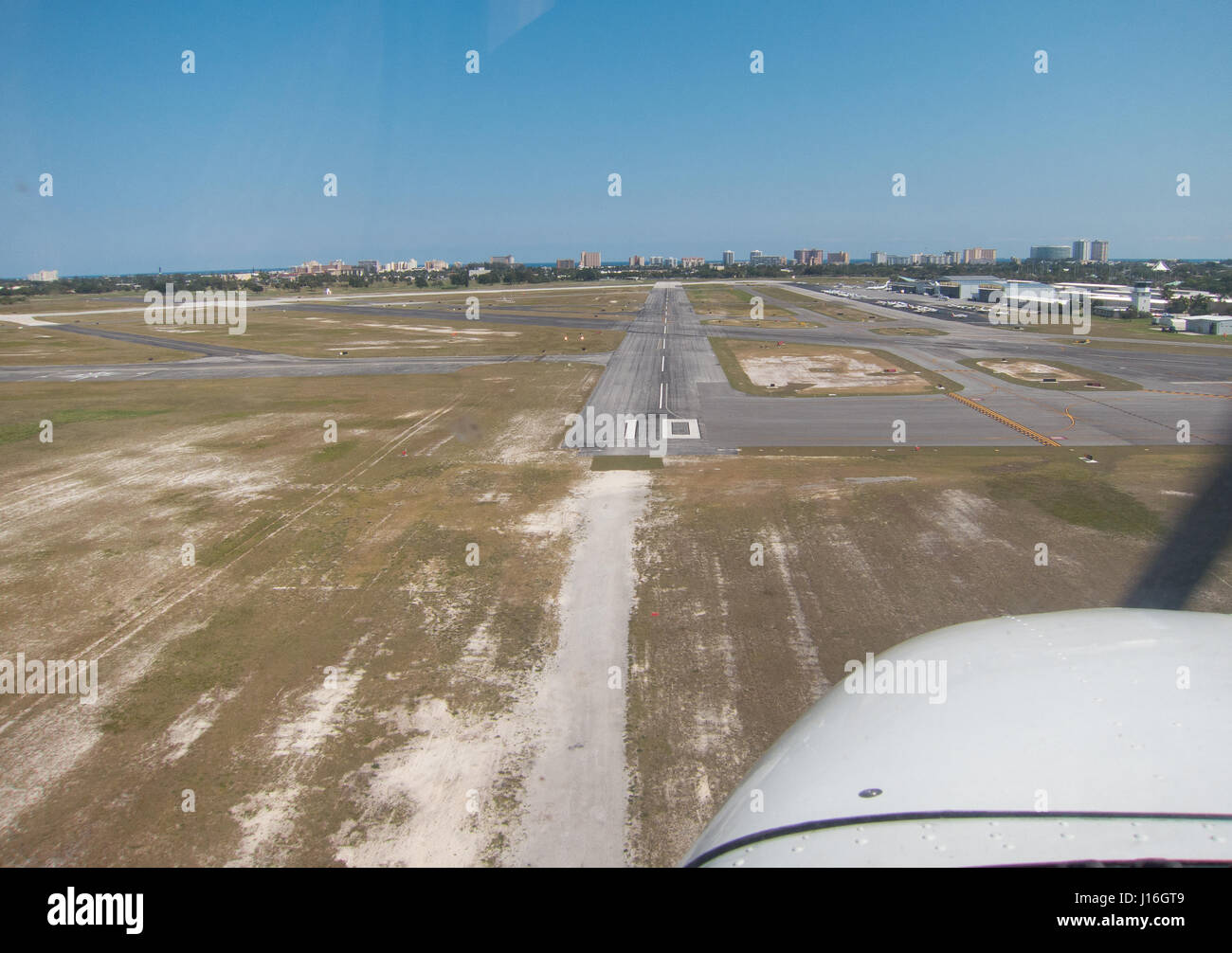 Vue du pilote de l'approche finale à un petit aéroport d'aviation générale dans un petit avion de formation, en Floride Banque D'Images