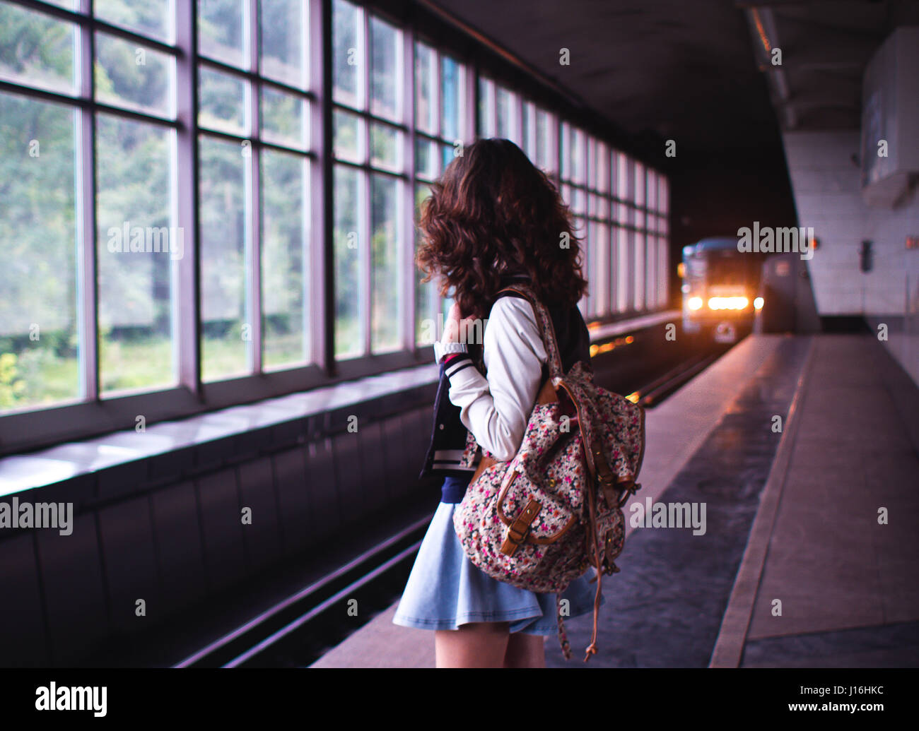 Attente fille rame de métro à Moscou Photo Stock - Alamy