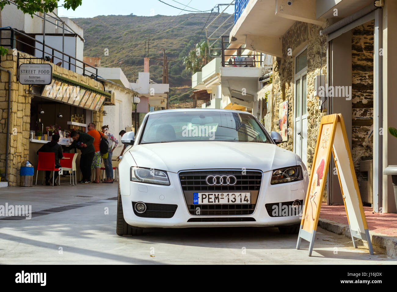 Bali, Grèce - 30 Avril 2016 : Blanc sport-voiture Audi A5 coupé stationnée sur la promenade de bord de mer de Mithos bay village resort de Bali. Une pierre classique grec Banque D'Images