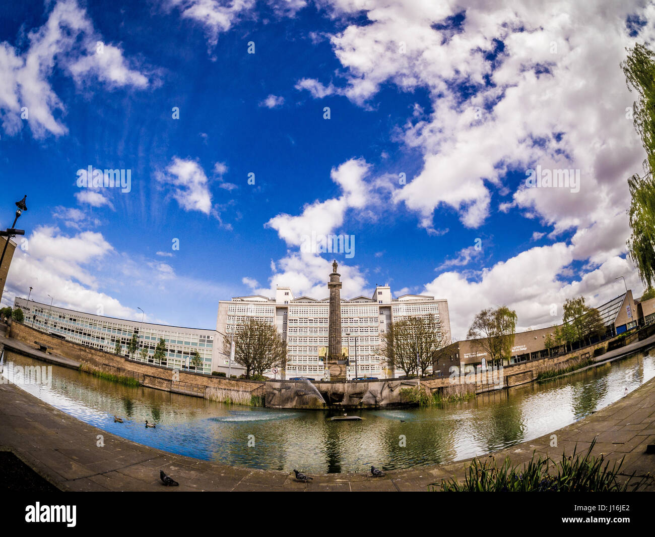 Queen's Gardens, Hull College Building et William Wilberforce Monument, Hull, Royaume-Uni. Banque D'Images