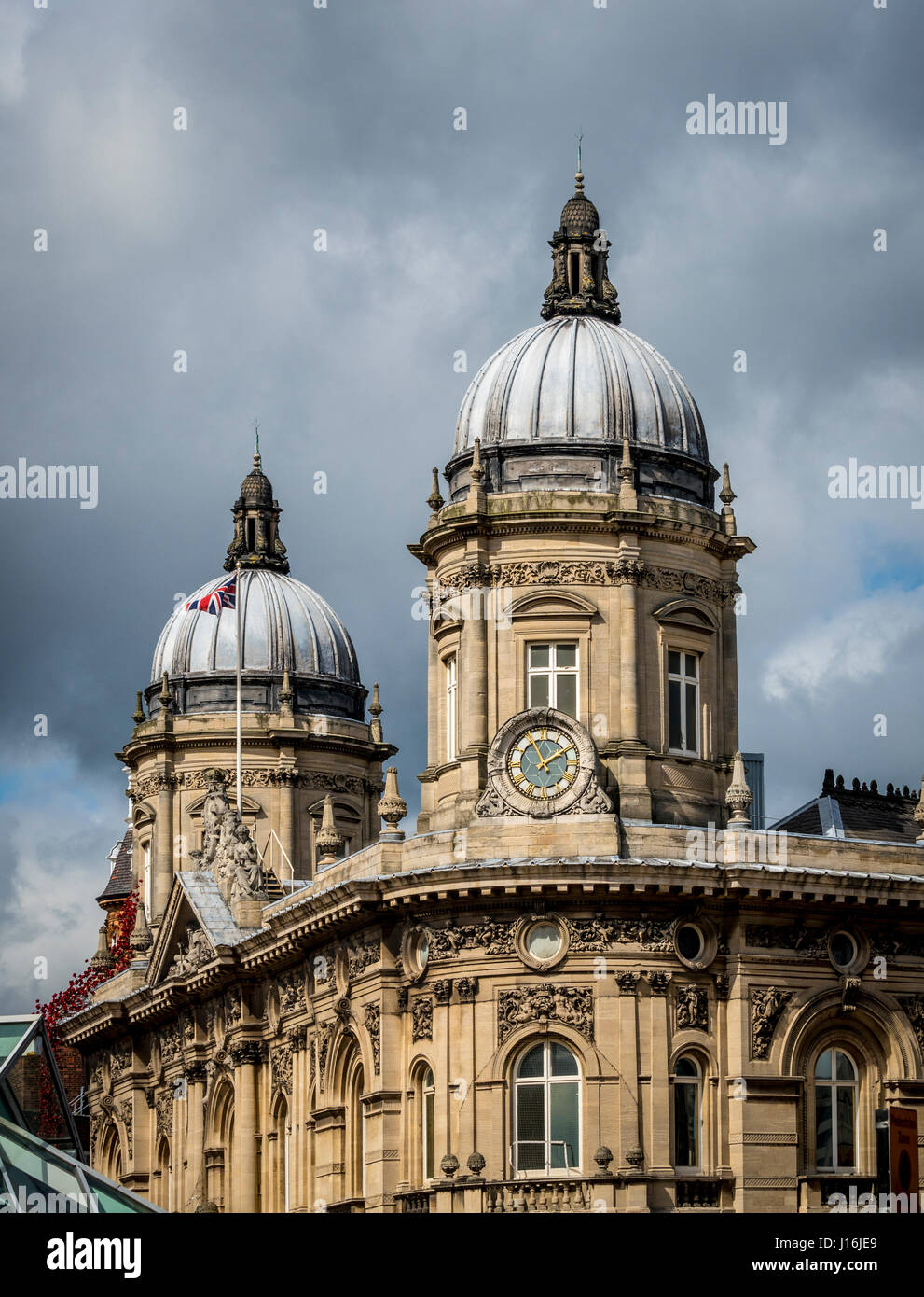 Musée maritime de toit avec l'horloge, Hull, Royaume-Uni. Banque D'Images