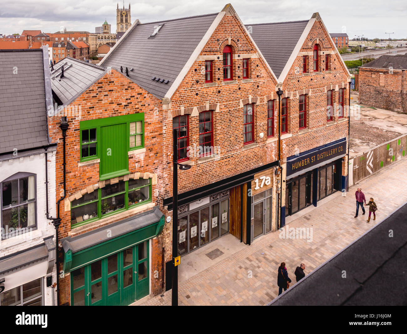 Rue Humber, Fruit Market area, à Hull, secteur du quai avec l'église Holy Trinity tour de l'horloge à distance, Hull, Royaume-Uni. Banque D'Images